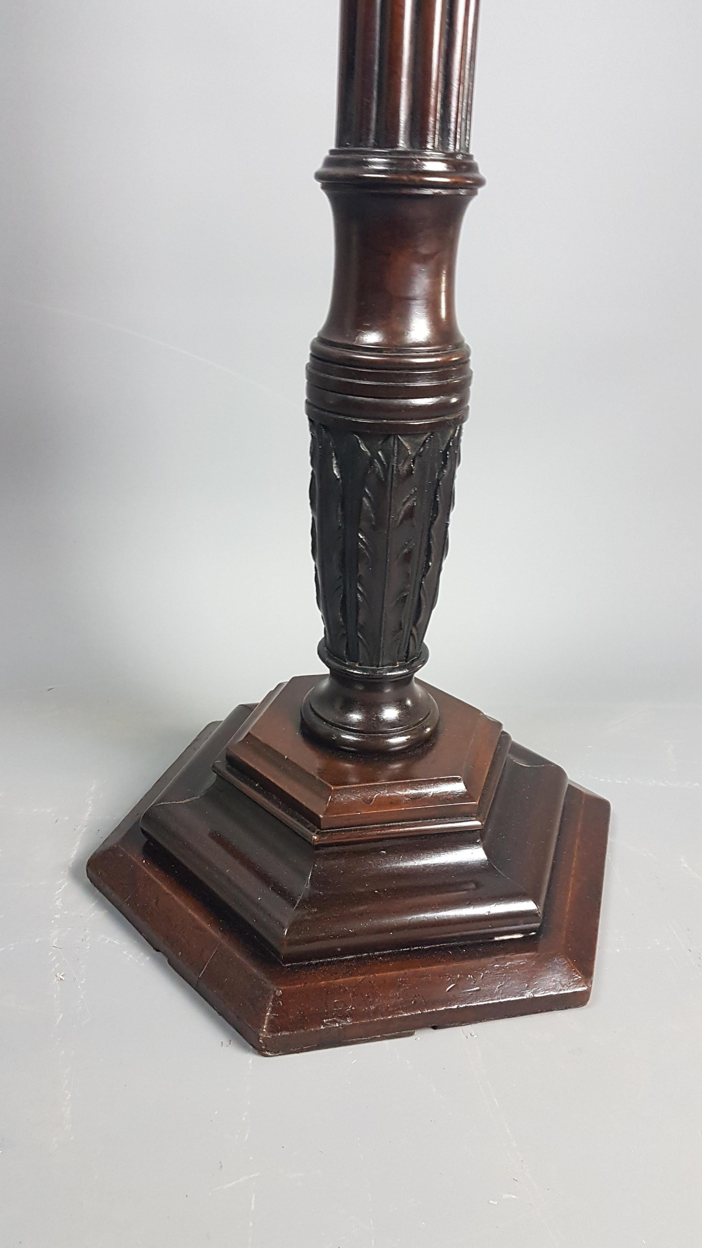 A very nice quality tall late 19th century mahogany torchère with moulded top and base. The base of the torchère is weighted down with lead that keeps it stabile.
The base and top are hexagonally shaped.