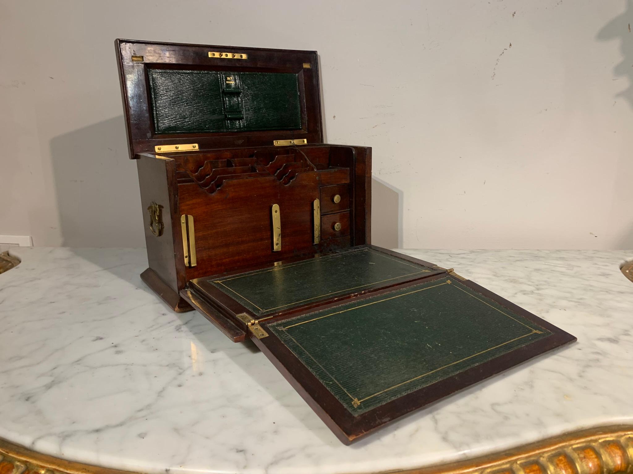 Travel writing desk in solid mahogany, interior divided into inserts for letters, ink flask, small drawers for pens and surfaces covered in textured leather. Closed it becomes a transportable box.
English manufacture from the end of the 19th century.
