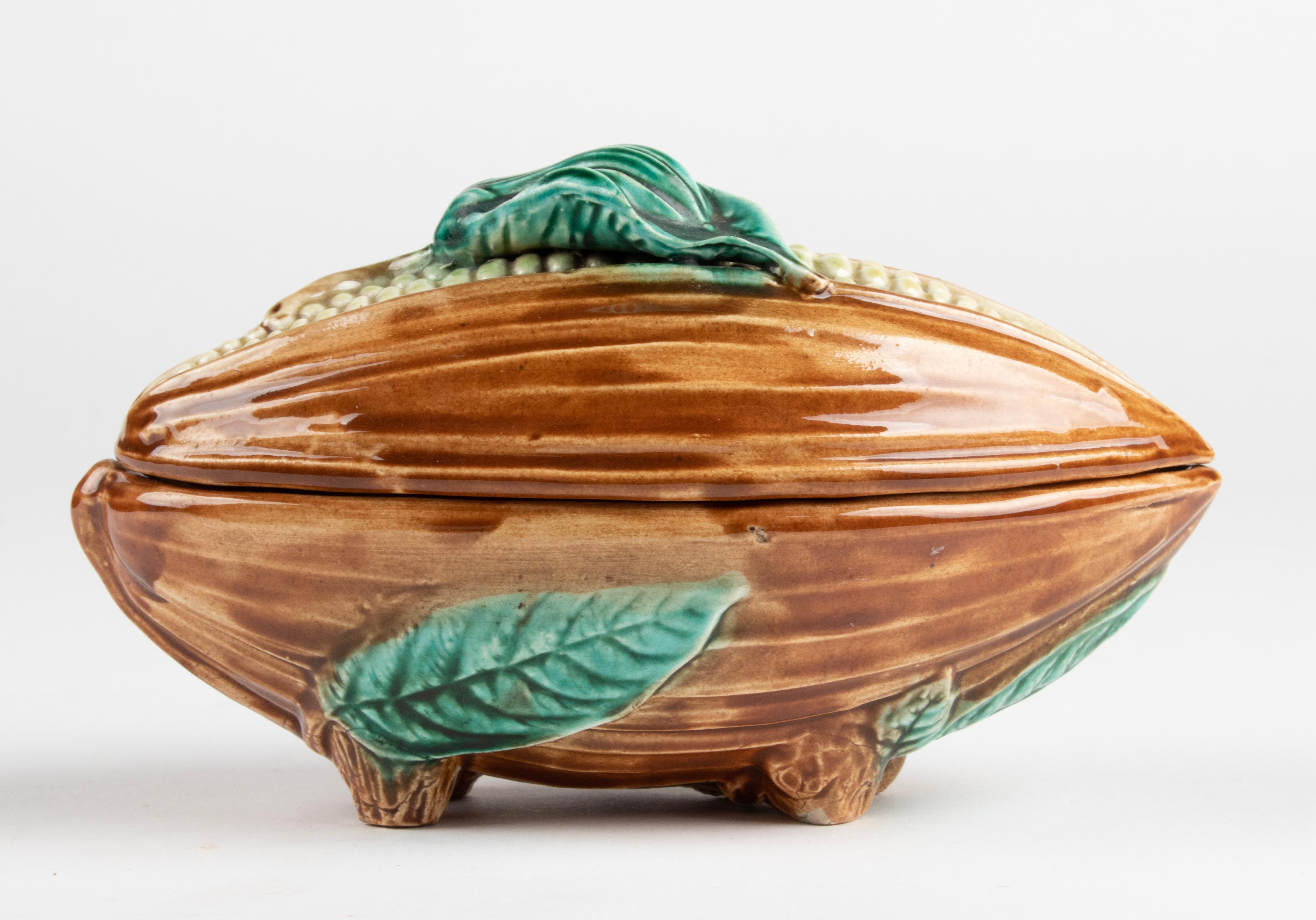 Lovely majolica dish with lid, shaped like a corn cob.
Beautifully patinated with vibrant colours. The bowl is not marked, maker unknown. Presumably of French origin, dating from around 1890-1900. In very good condition.