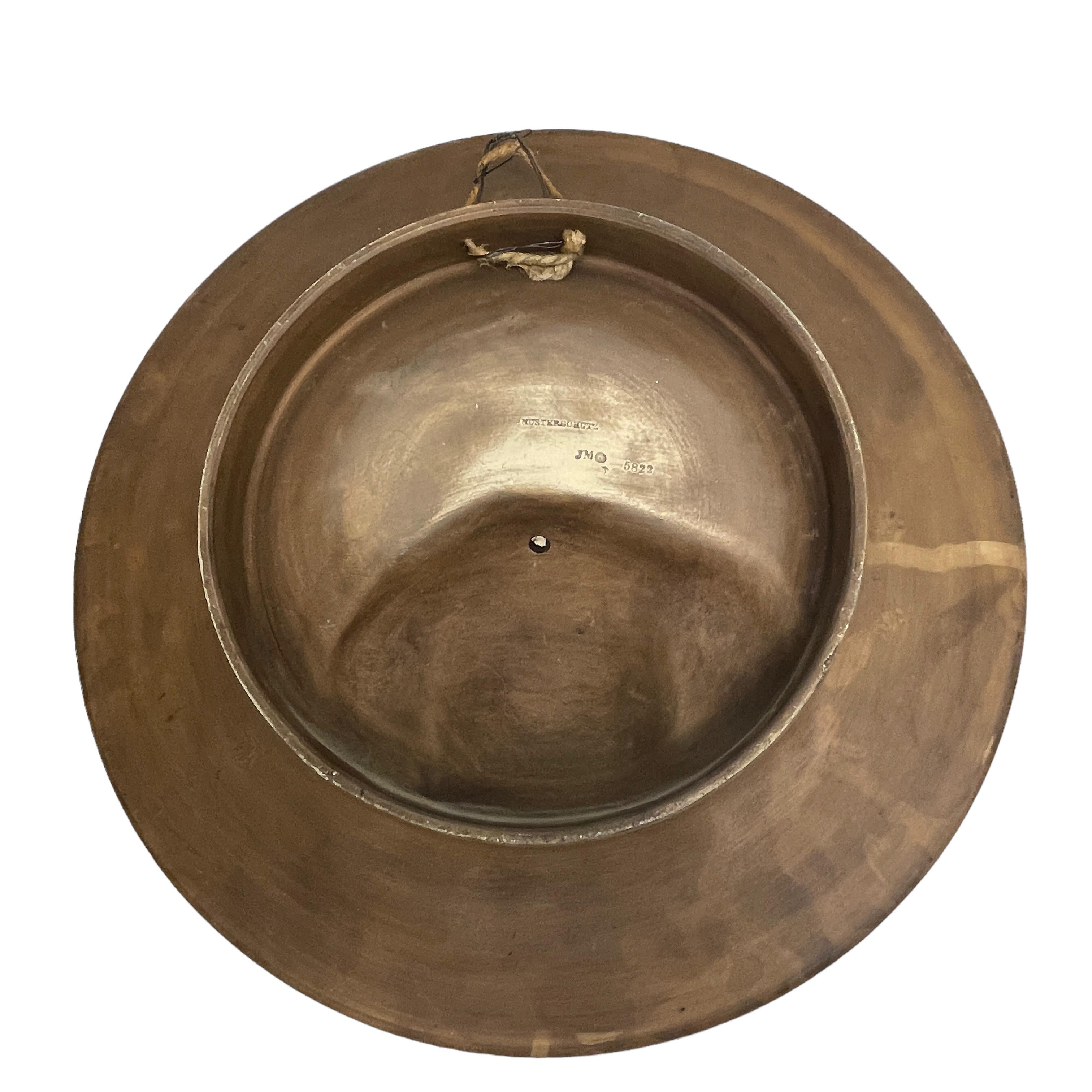 Plato de mayólica de finales del siglo XIX con retrato de publicano, por J. Maresch Austria en venta 4