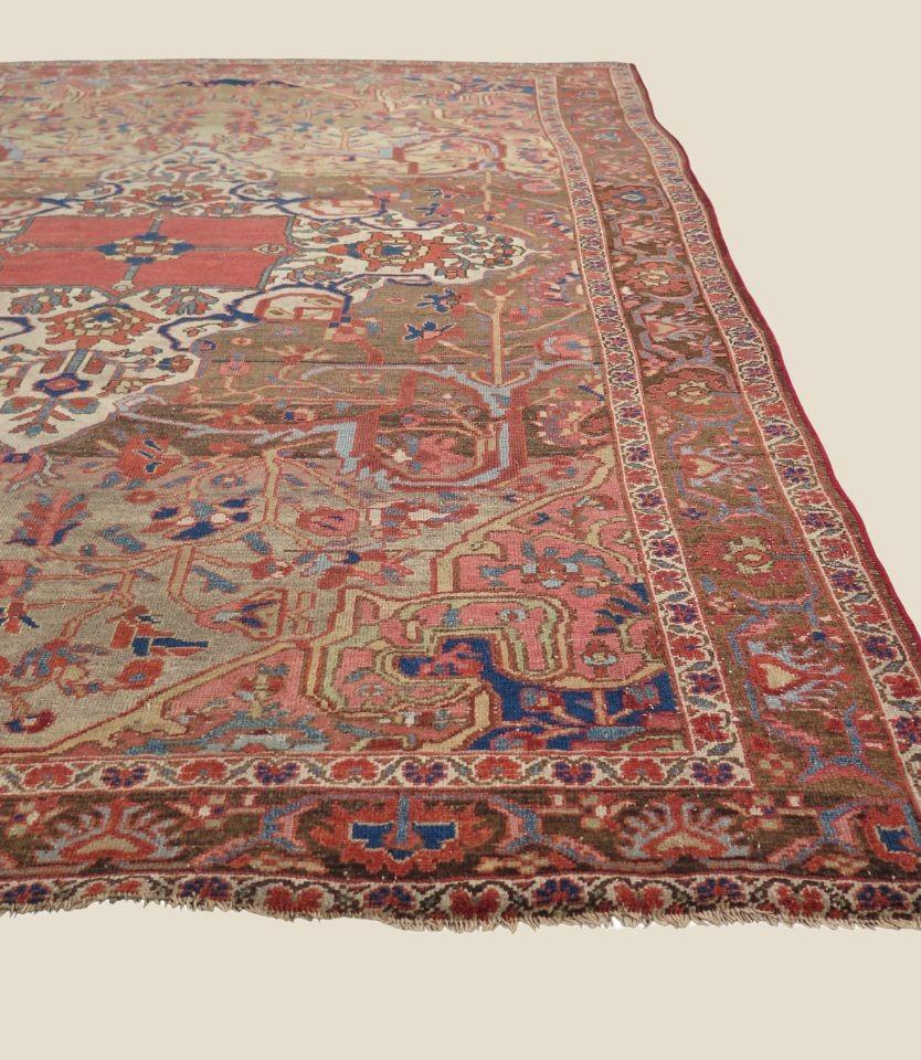 Antike Malayer-Teppiche aus Nordwest-Persien sind bekannt für die einzigartige Qualität ihrer Designs, die die kühnen, grafischen Formen von Stammes- und Dorfwebereien mit dem handwerklichen Können, der Präzision und den zarten floralen Motiven