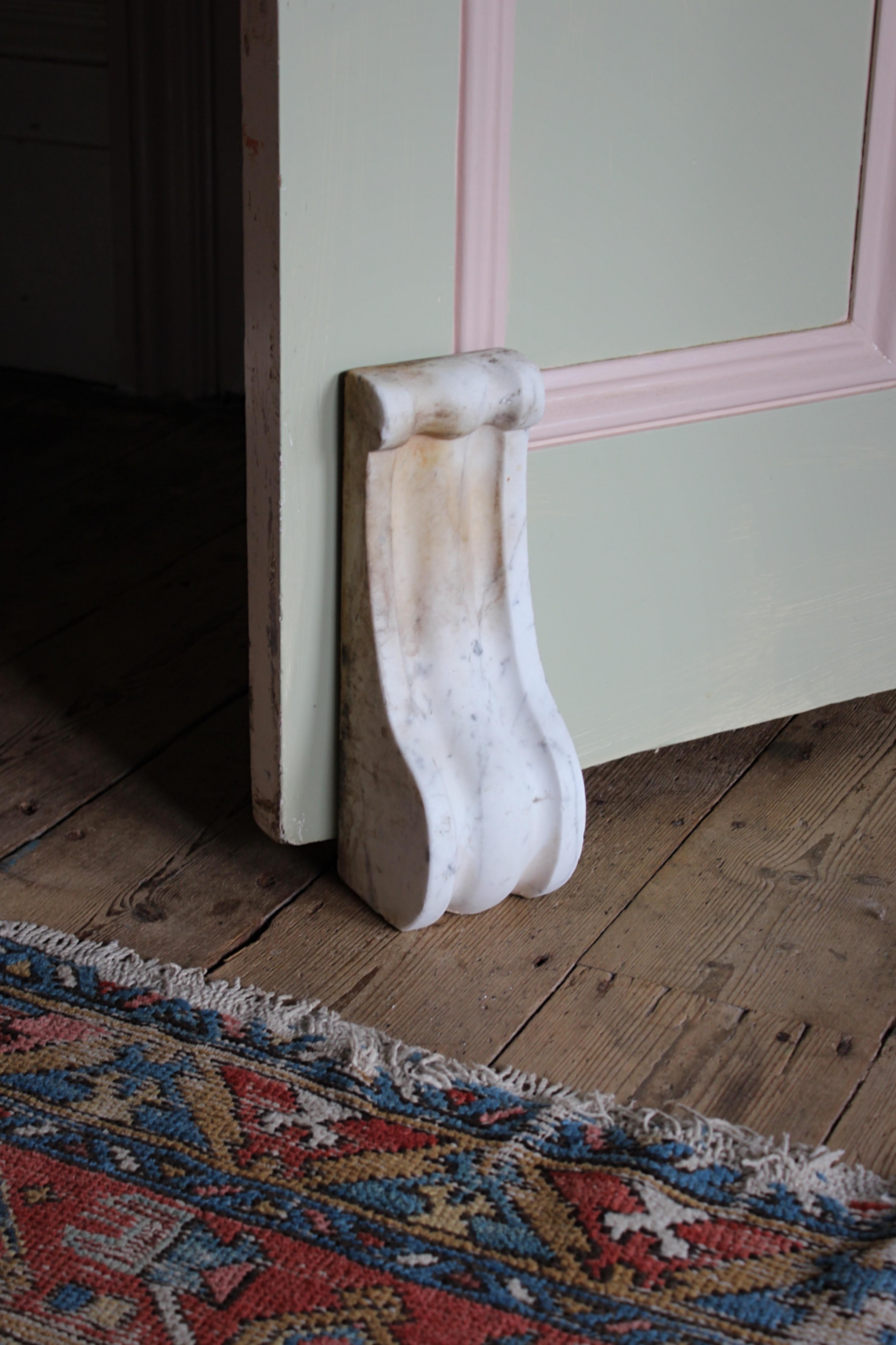 A good sized marble corbel , previously part of a large fire surround from the turn of the century. The well executed carving is crisp and highly detailed, would make for a great door stop.

30cm in height 
10cm in width 
10cm in depth 

circa