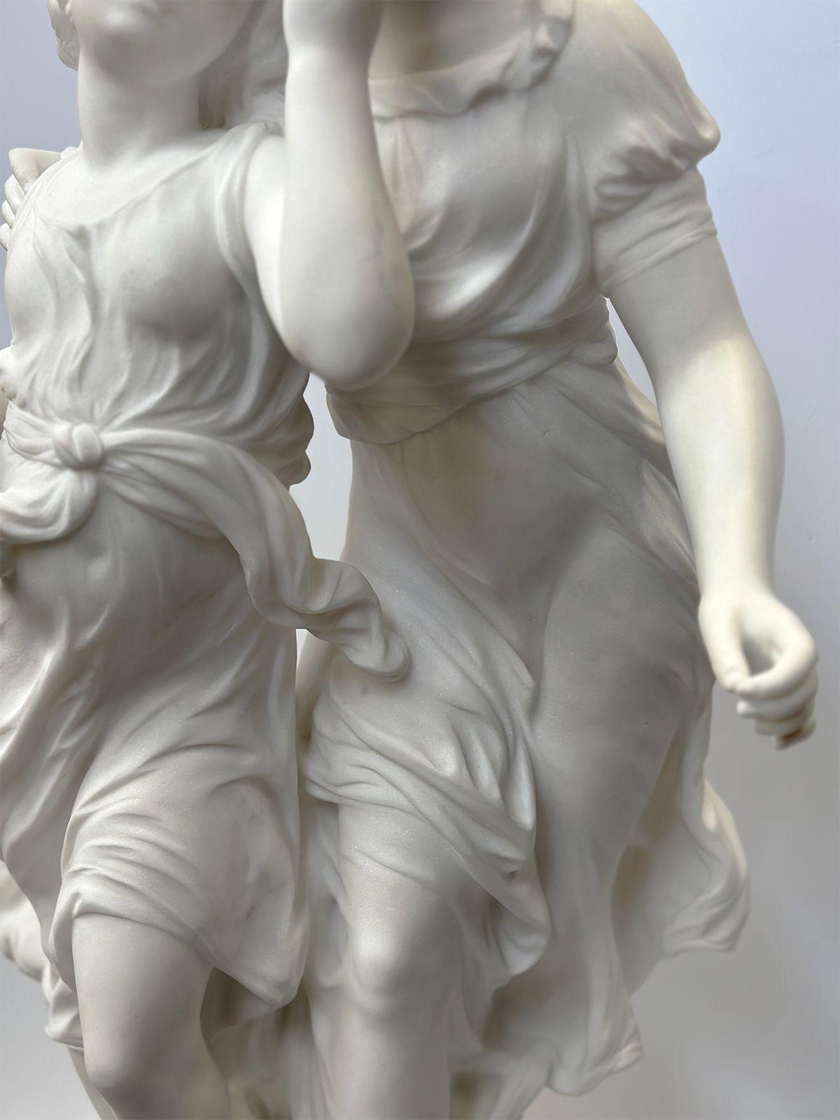 Français Sculpture en marbre de la fin du 19e siècle représentant deux jeunes filles par Hippolyte Moreau en vente