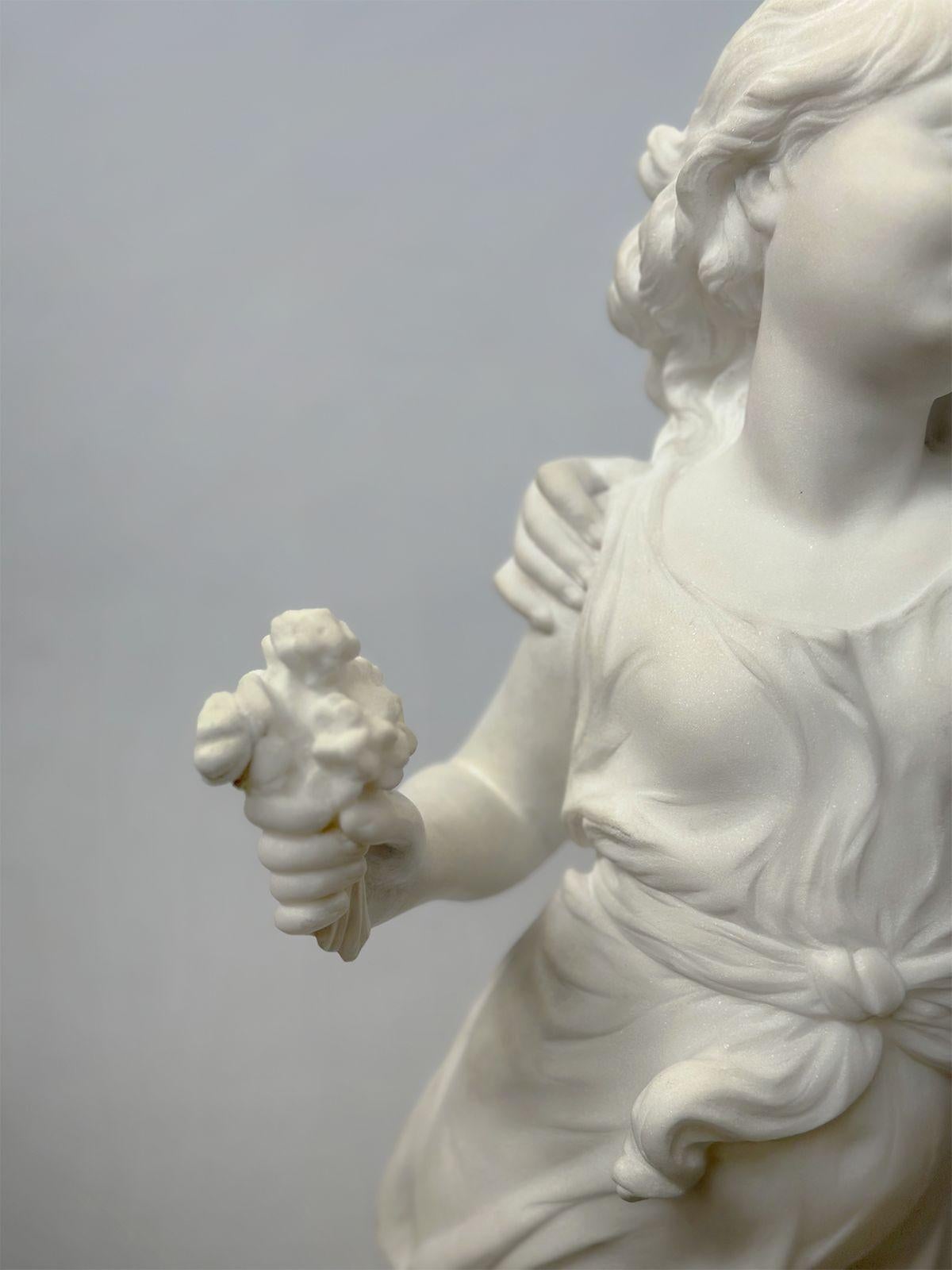 Sculpture en marbre de la fin du 19e siècle représentant deux jeunes filles par Hippolyte Moreau Bon état - En vente à Los Angeles, CA