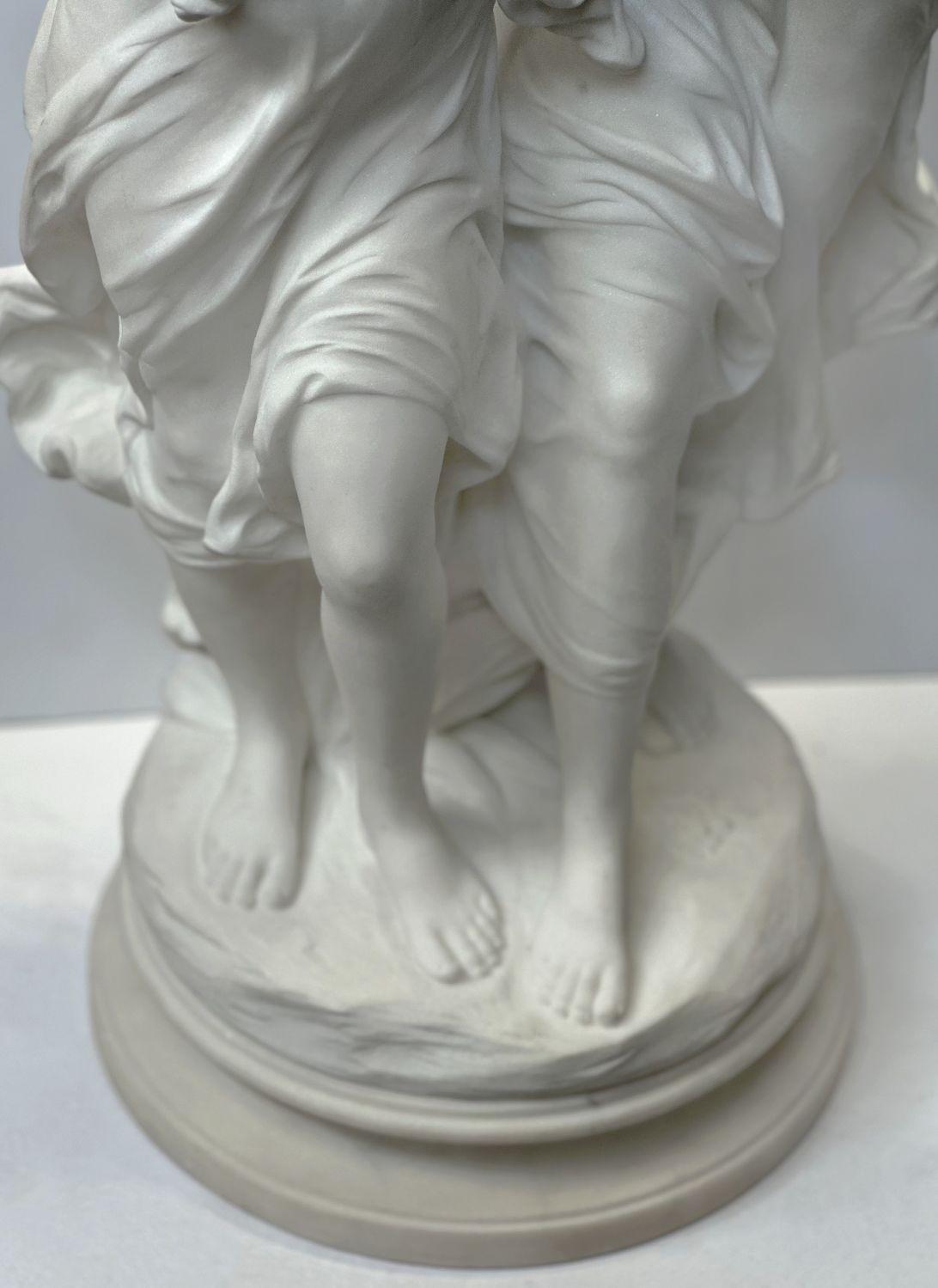 XIXe siècle Sculpture en marbre de la fin du 19e siècle représentant deux jeunes filles par Hippolyte Moreau en vente