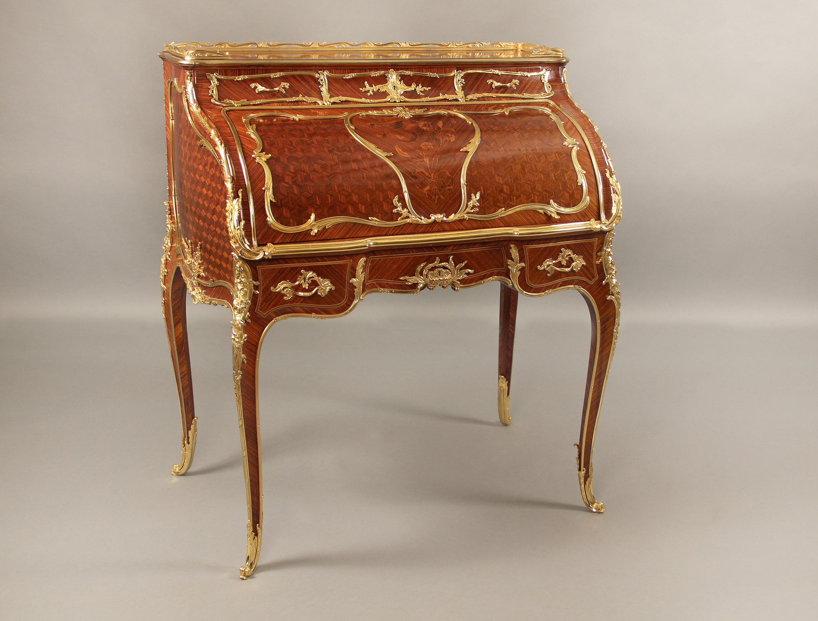 Uno speciale Bureau a Cylindre della fine del XIX secolo in stile Luigi XV, montato in bronzo dorato e intarsiato, di François Linke

Di François Linke - Indice n. 393.

La parte superiore è caratterizzata da una galleria sagomata in acanto