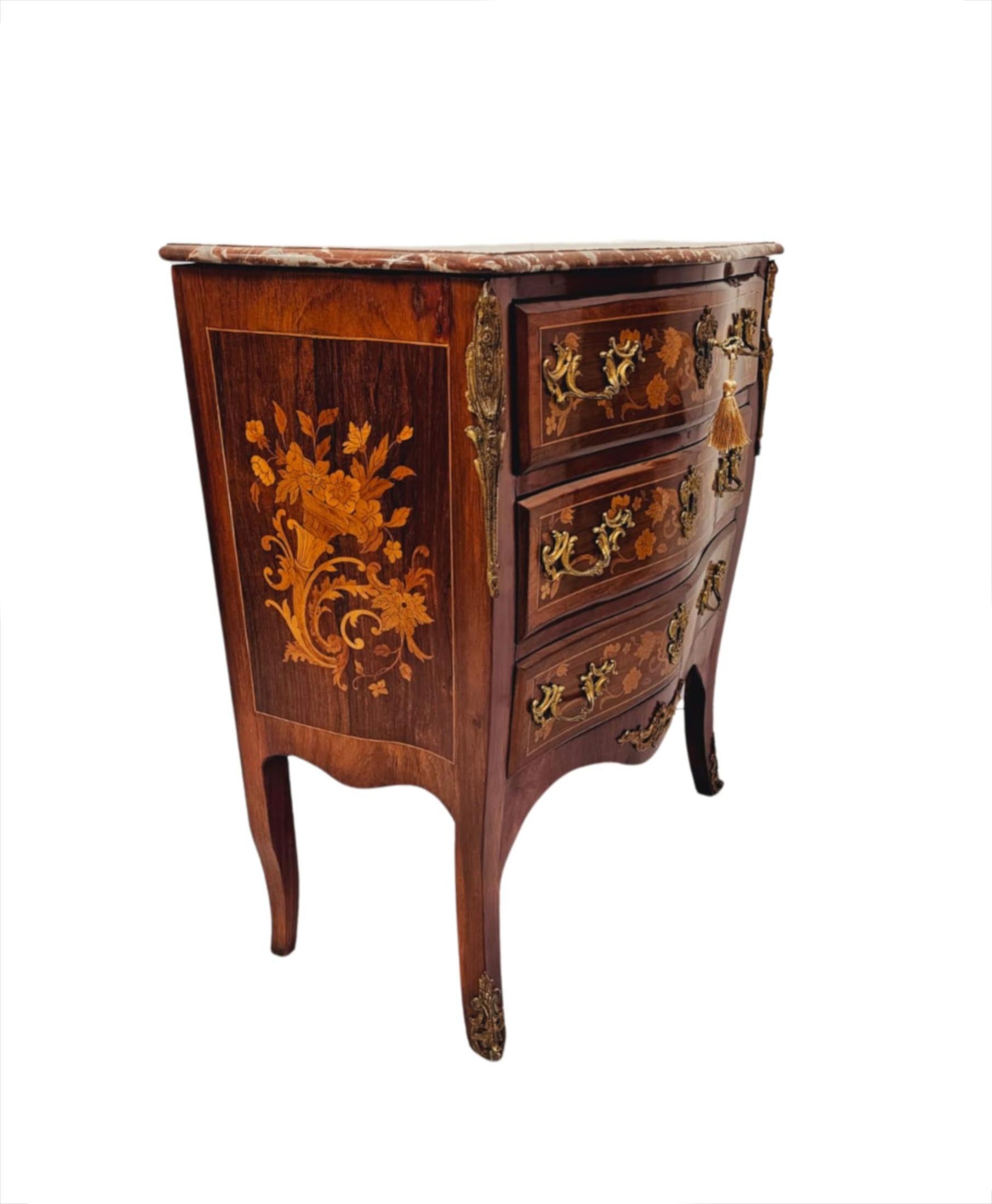 Una splendida cassapanca di fine Ottocento con piano in marmo ben scolpito in palissandro, di qualità eccezionale e finemente intagliata a mano con una patina e una venatura meravigliosamente ricche.  Montato su tutta la superficie e intarsiato con