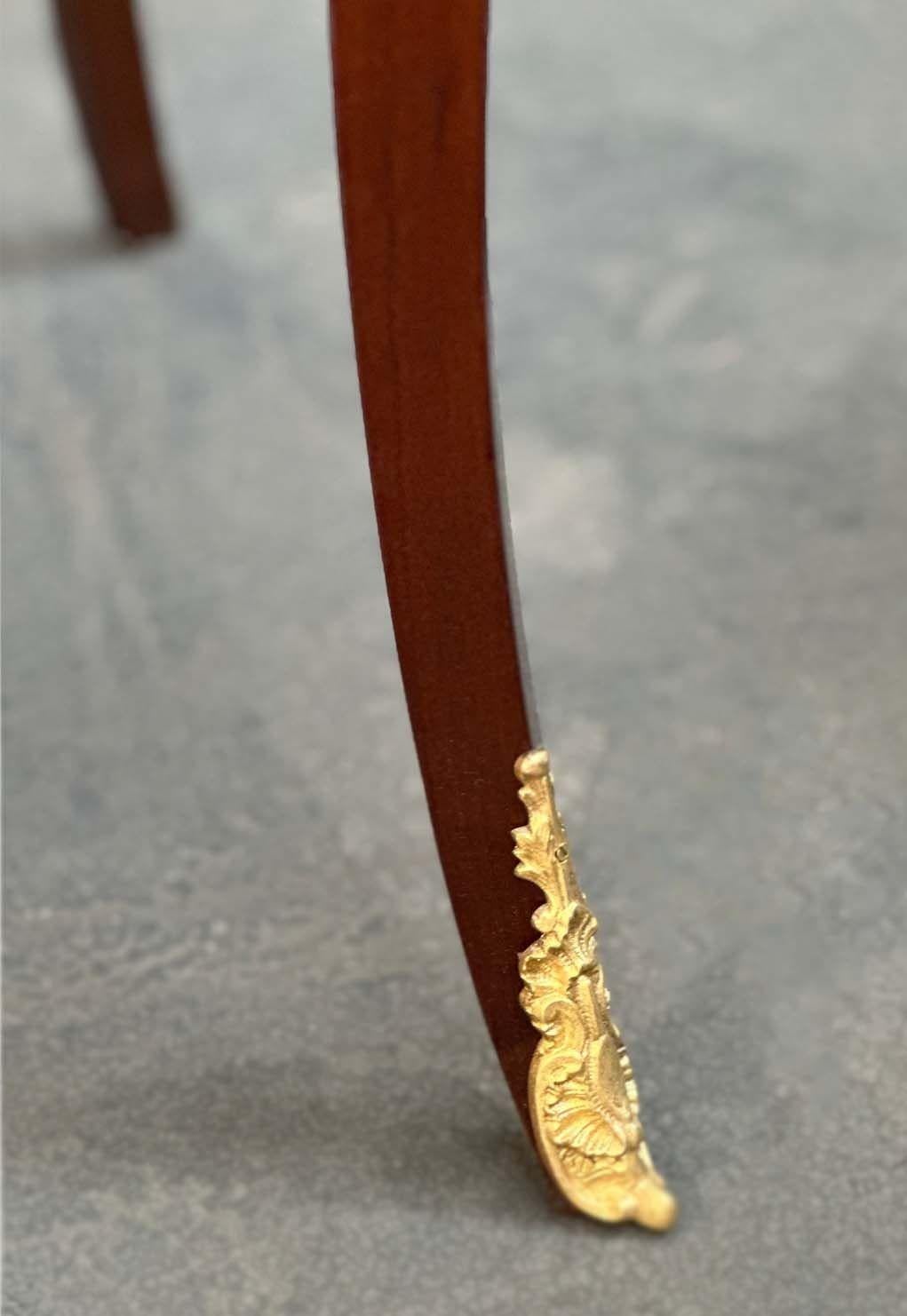 Tavolino intarsiato della fine del XIX secolo con dettagli in bronzo e madreperla in vendita 1