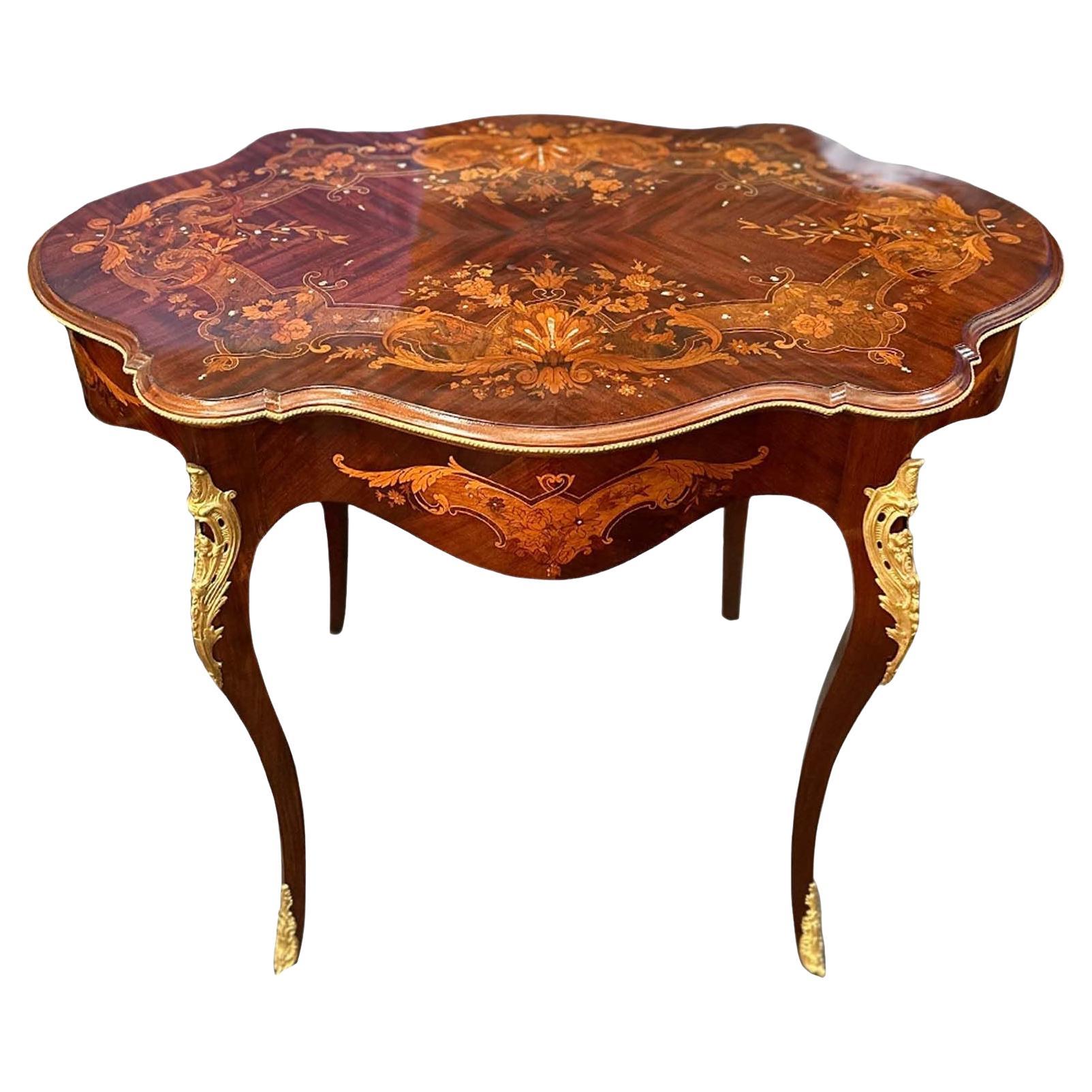 Table d'appoint en marqueterie de la fin du 19e siècle avec détails en bronze et en nacre