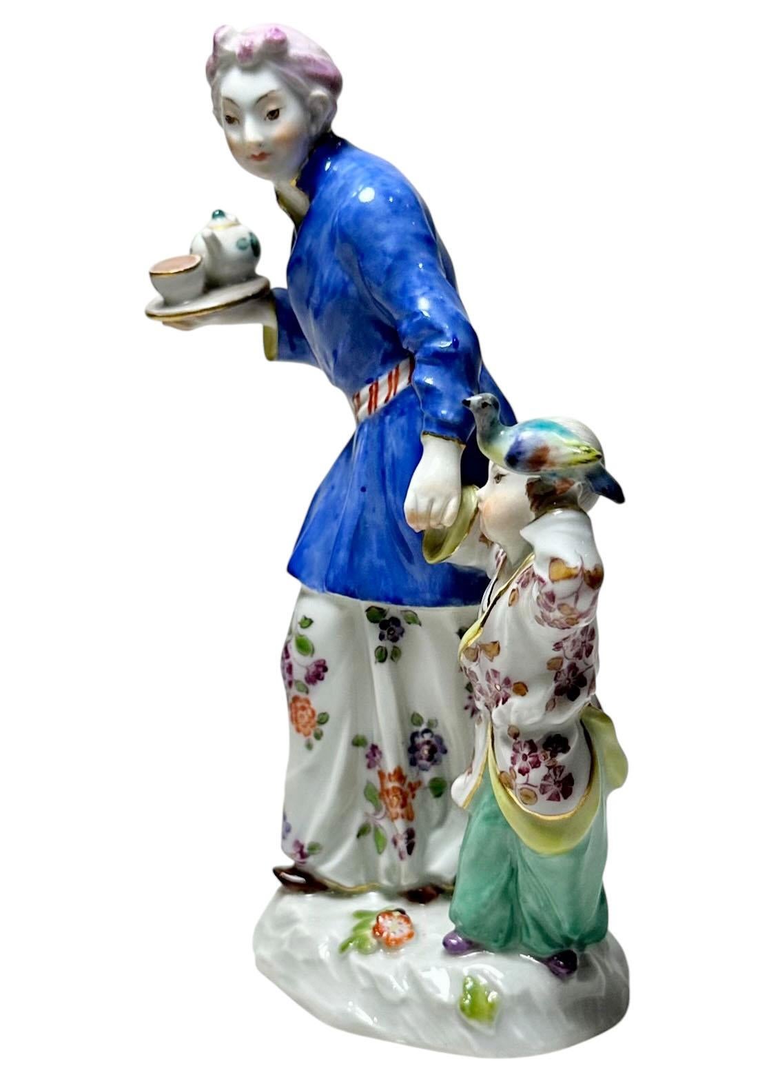 Queste squisite figure di Mason della fine del XIX secolo mostrano l'eleganza del design Chinoiserie, riflettendo il fascino dell'epoca per l'arte dell'Asia orientale. Realizzate con dettagli intricati e ricchi motivi decorativi, queste figure