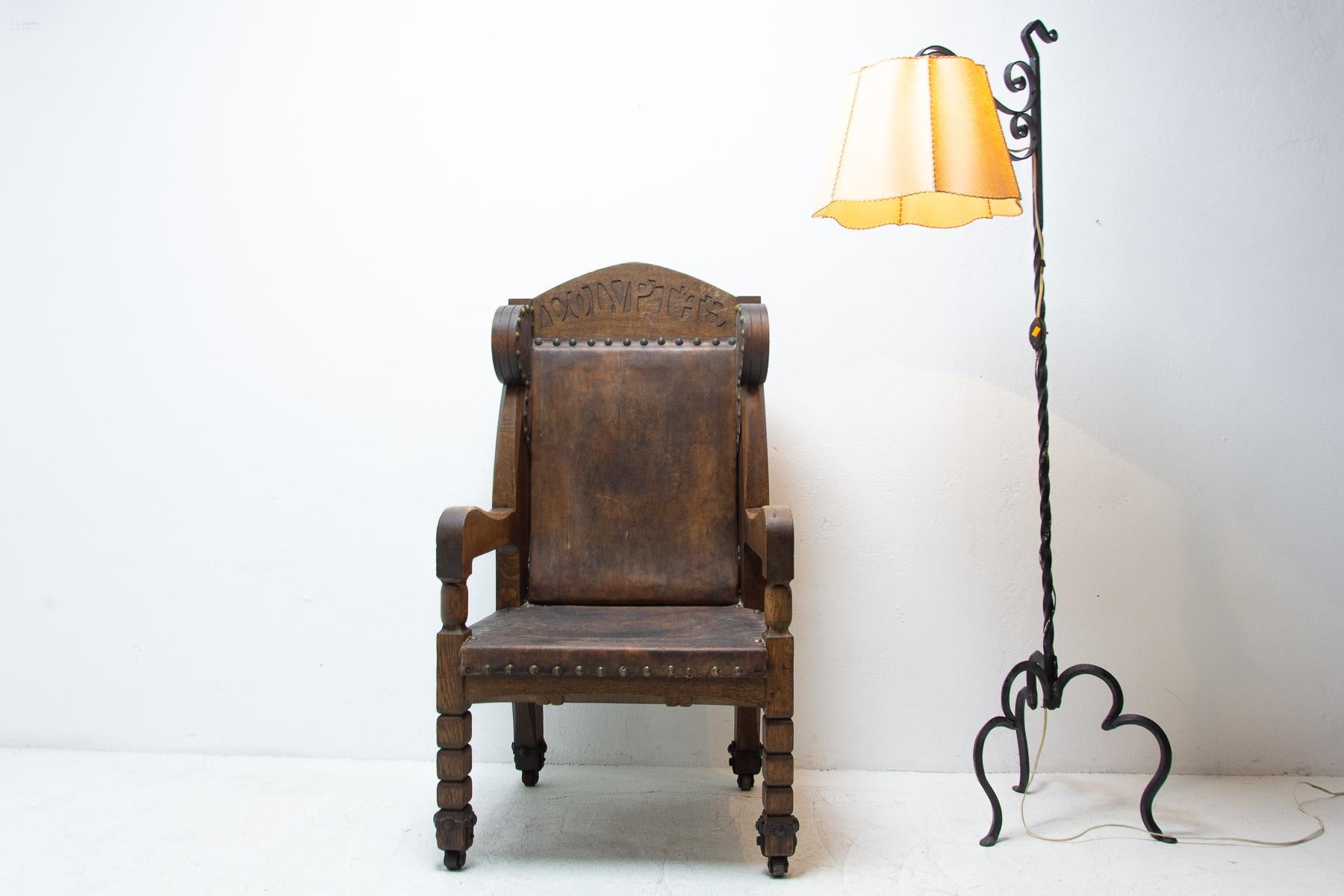 A beautiful throne chair on wheels in the historicist style of the late 19th Century. It was made in the former Austria-Hungary empire territory.
Decorative legs, side columns, beautiful workmanship.
Material: oak wood, leather, metal. The chair