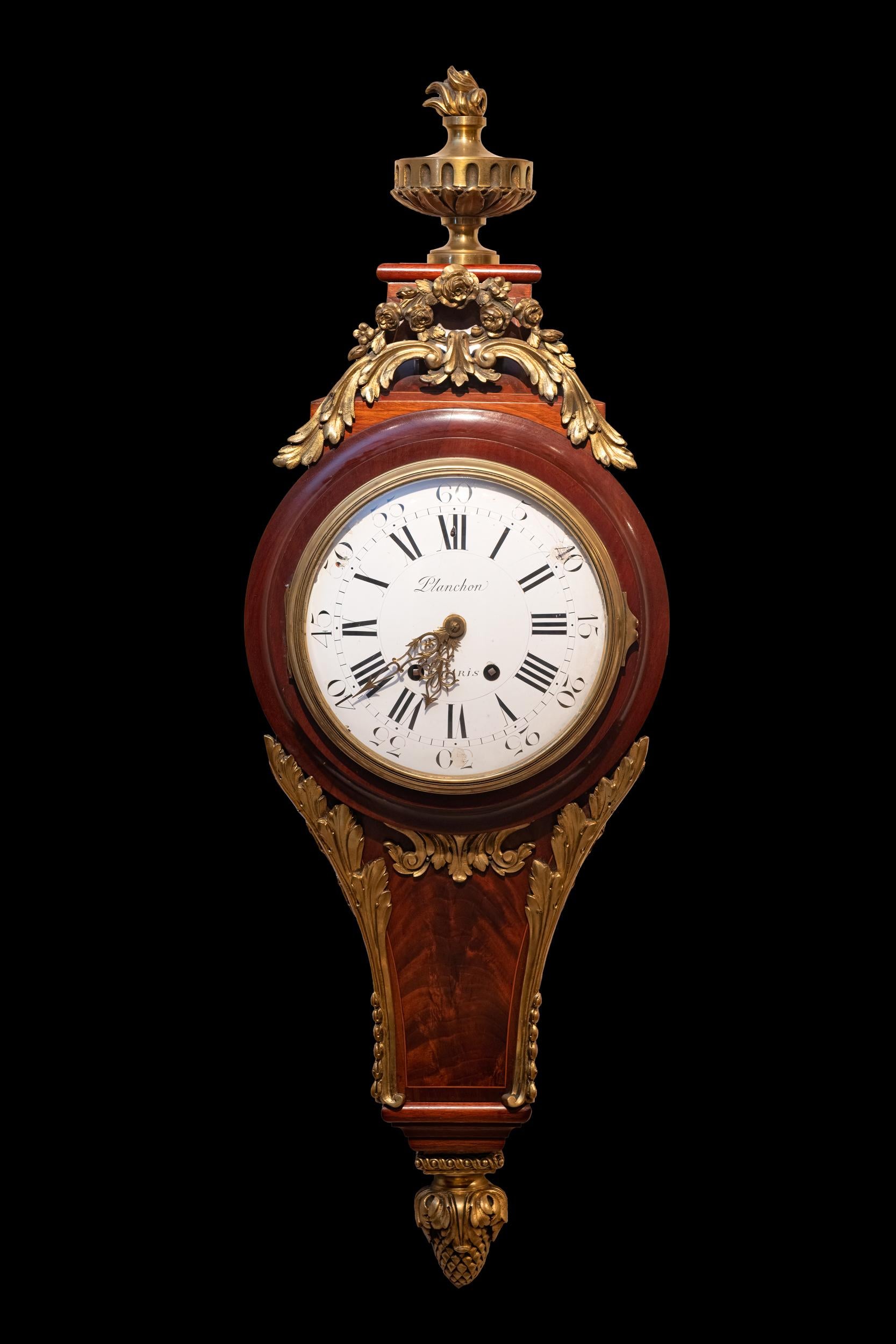 A very fine late 19th century French Belle Epoque mounted bronze Dòre flame mahogany Cartel wall clock. The clock features a circular white enamel dial, which is inscribed with both Roman Numerals and Arabic Numbers. beautifully incised gilt hands