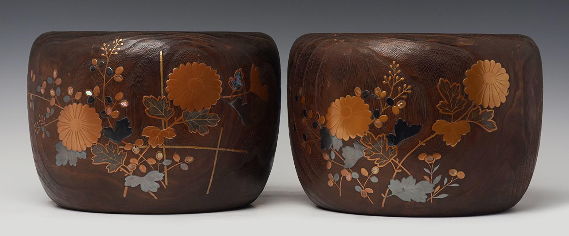 A pair of Japanese Keyaki wooden hibachi vessels with inlaid colored and gilt bronze.
Hibachi is a traditional Japanese heating device.

Age: Japan, Meiji Period, Late 19th Century
Size: Height 20 C.M. / Width 29.5 C.M.
Condition: Nice condition