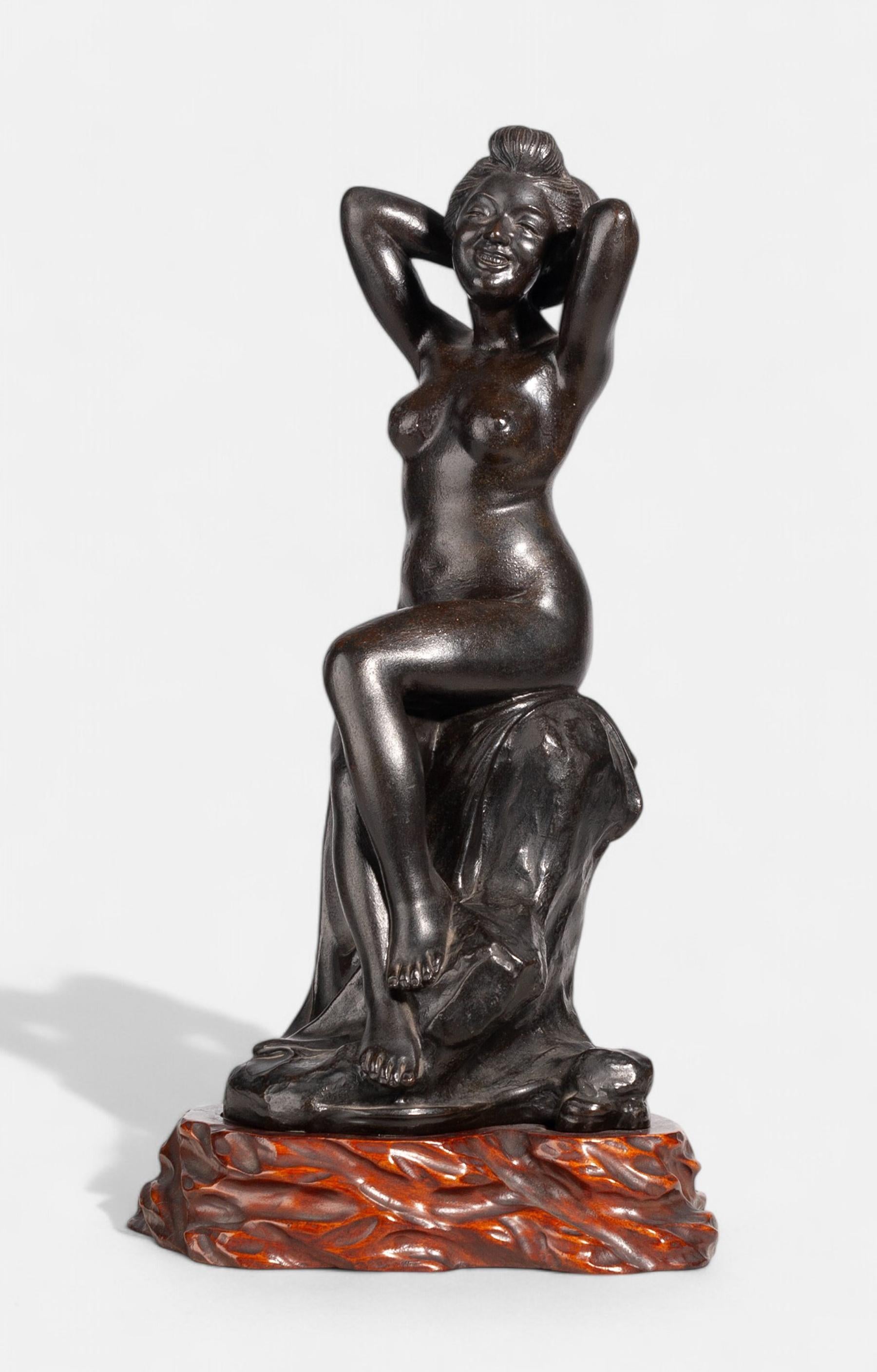 Erotische Meiji-Bronzeskulptur einer nackten sitzenden Frau im Stil von Okazaki Sessei, Japan, Ende des 19.

von: Okazaki Sessei (nach dem Vorbild von)
MATERIAL: Bronze, Kupfer, Metall
Technik: gegossen, geformt, Metallbearbeitung, poliert,