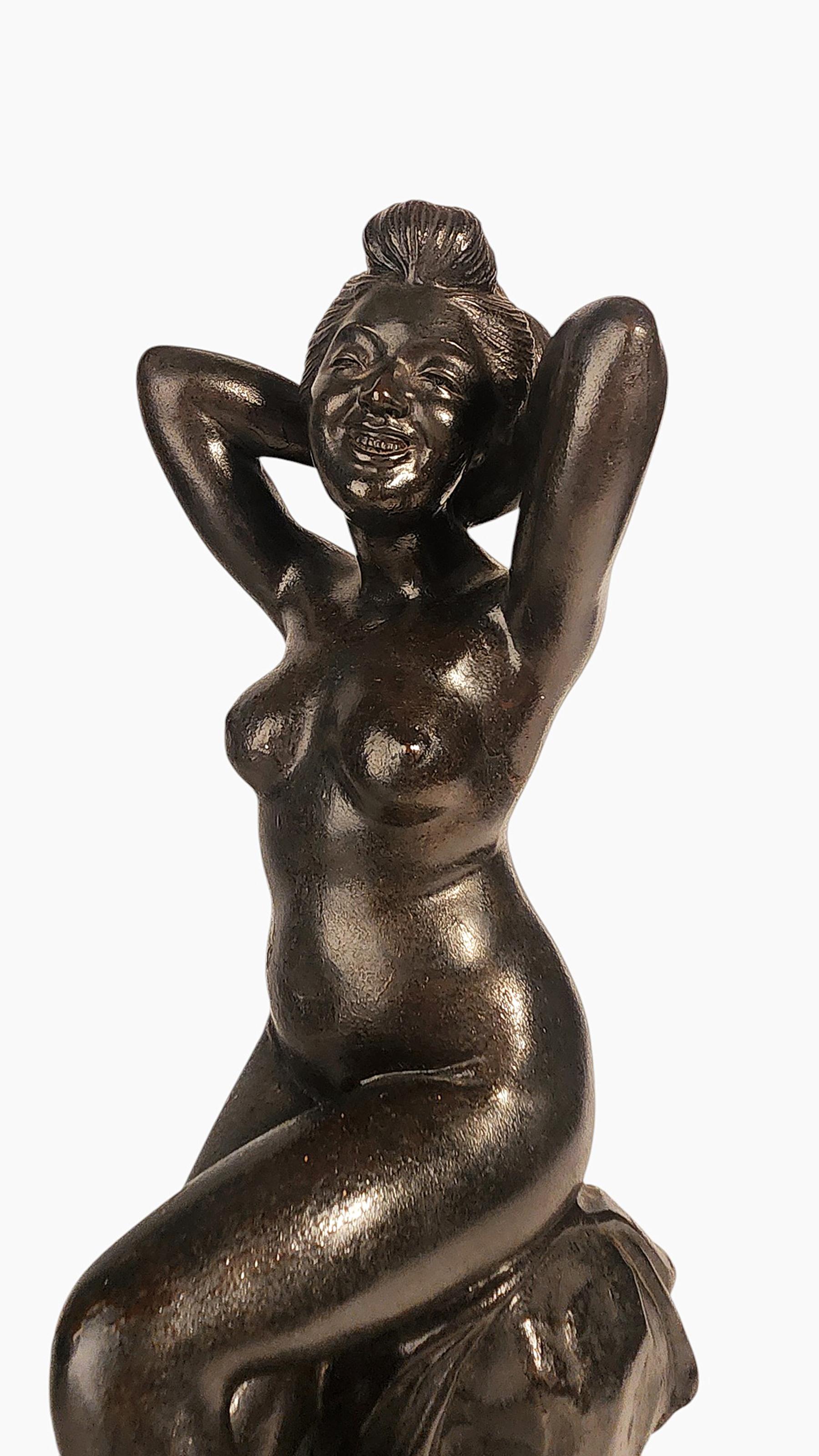 Erotice Meiji-Bronze-Skulptur einer nackt sitzenden Frau aus dem späten 19. Jahrhundert, Japan (Japanisch) im Angebot