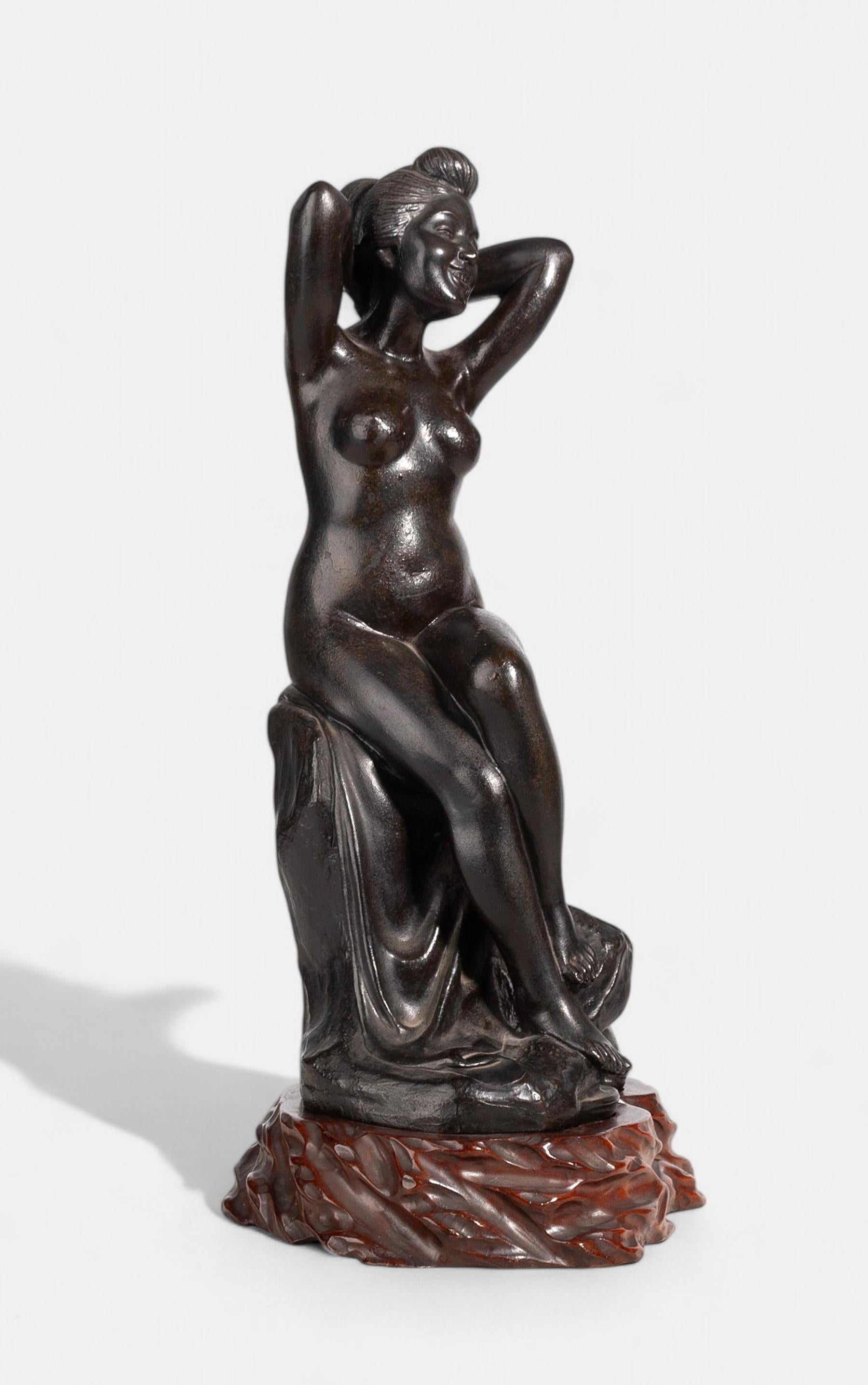 Erotice Meiji-Bronze-Skulptur einer nackt sitzenden Frau aus dem späten 19. Jahrhundert, Japan (Gegossen) im Angebot