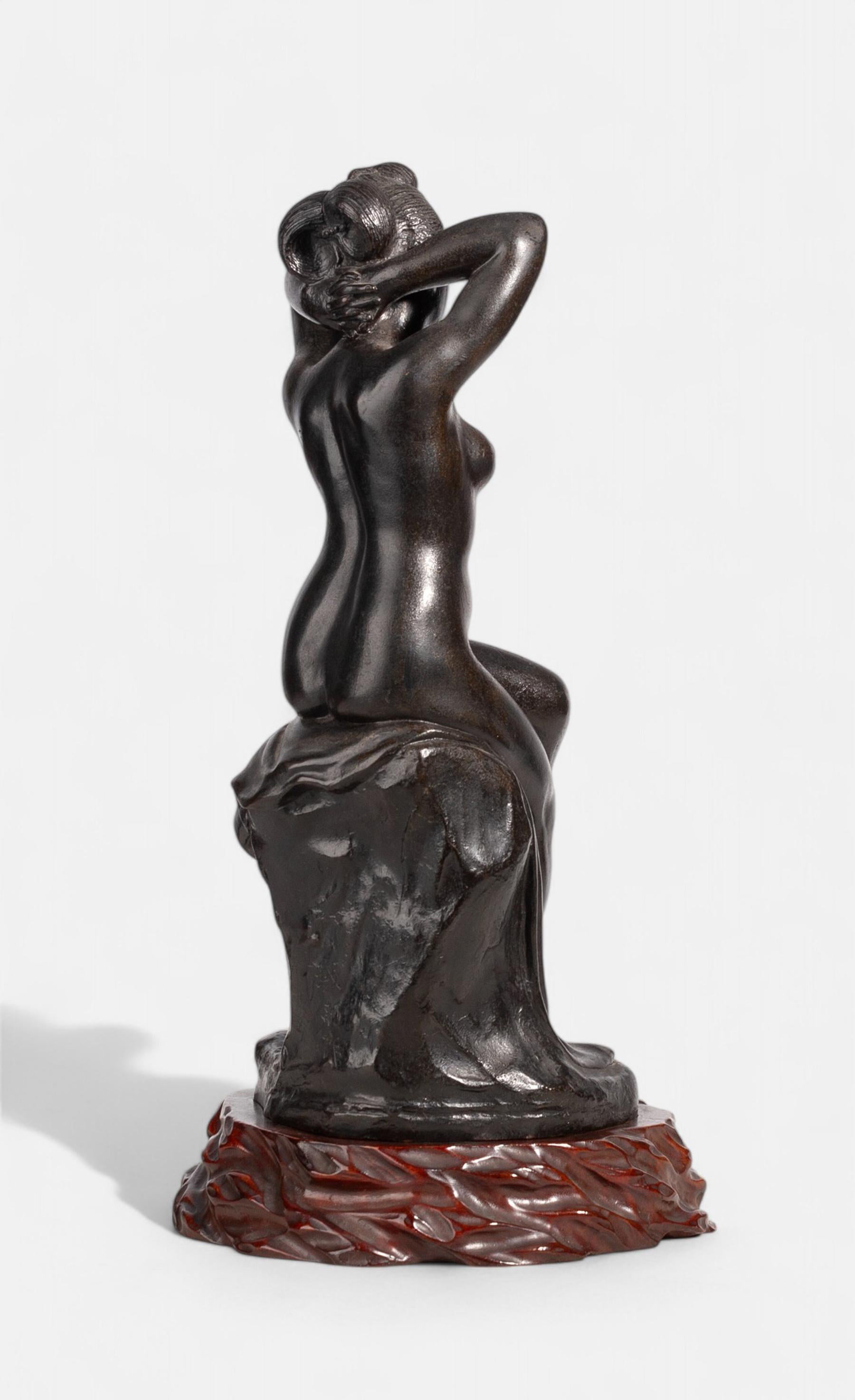 Erotice Meiji-Bronze-Skulptur einer nackt sitzenden Frau aus dem späten 19. Jahrhundert, Japan im Zustand „Gut“ im Angebot in North Miami, FL