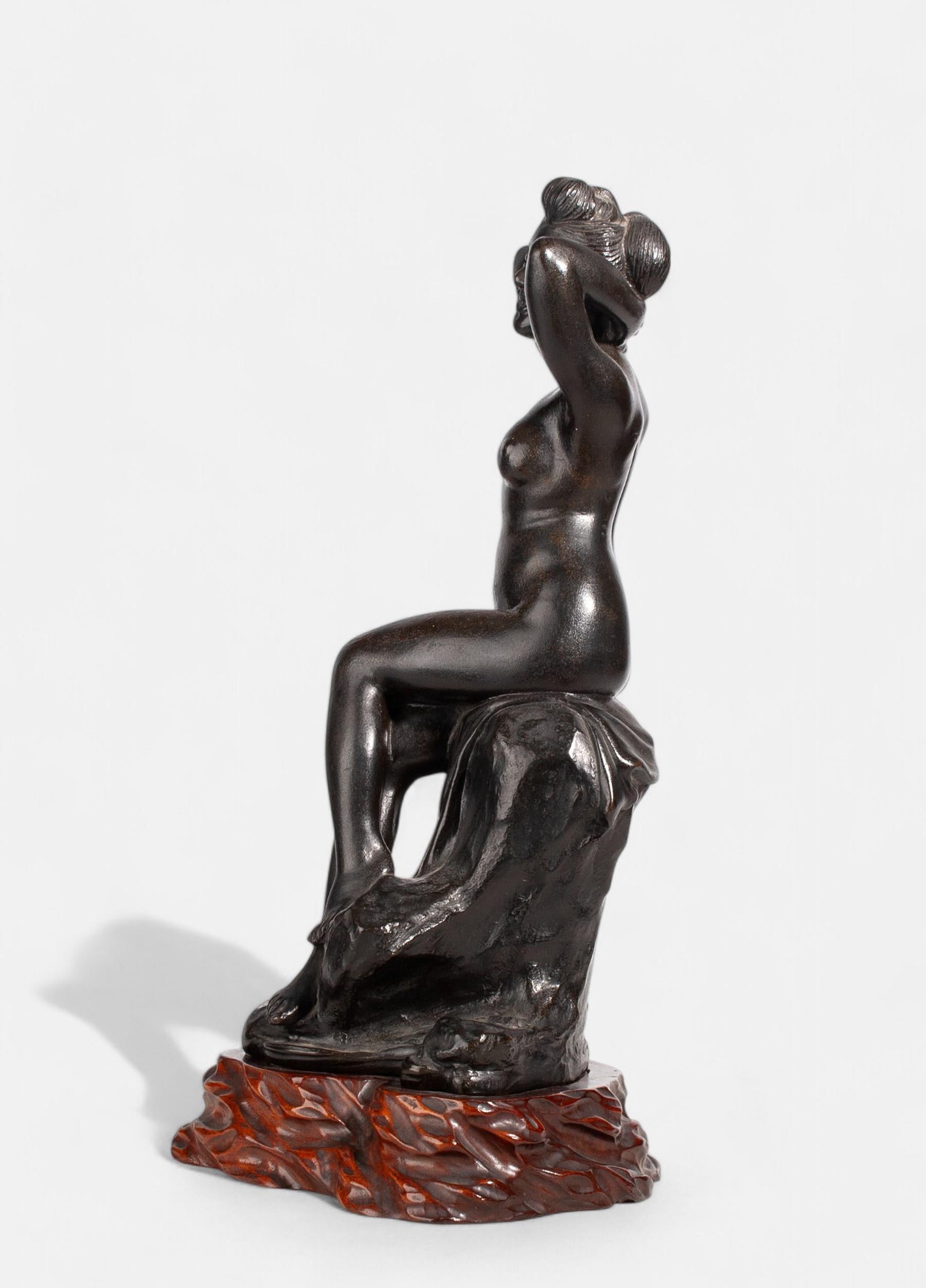 Erotice Meiji-Bronze-Skulptur einer nackt sitzenden Frau aus dem späten 19. Jahrhundert, Japan (Metall) im Angebot