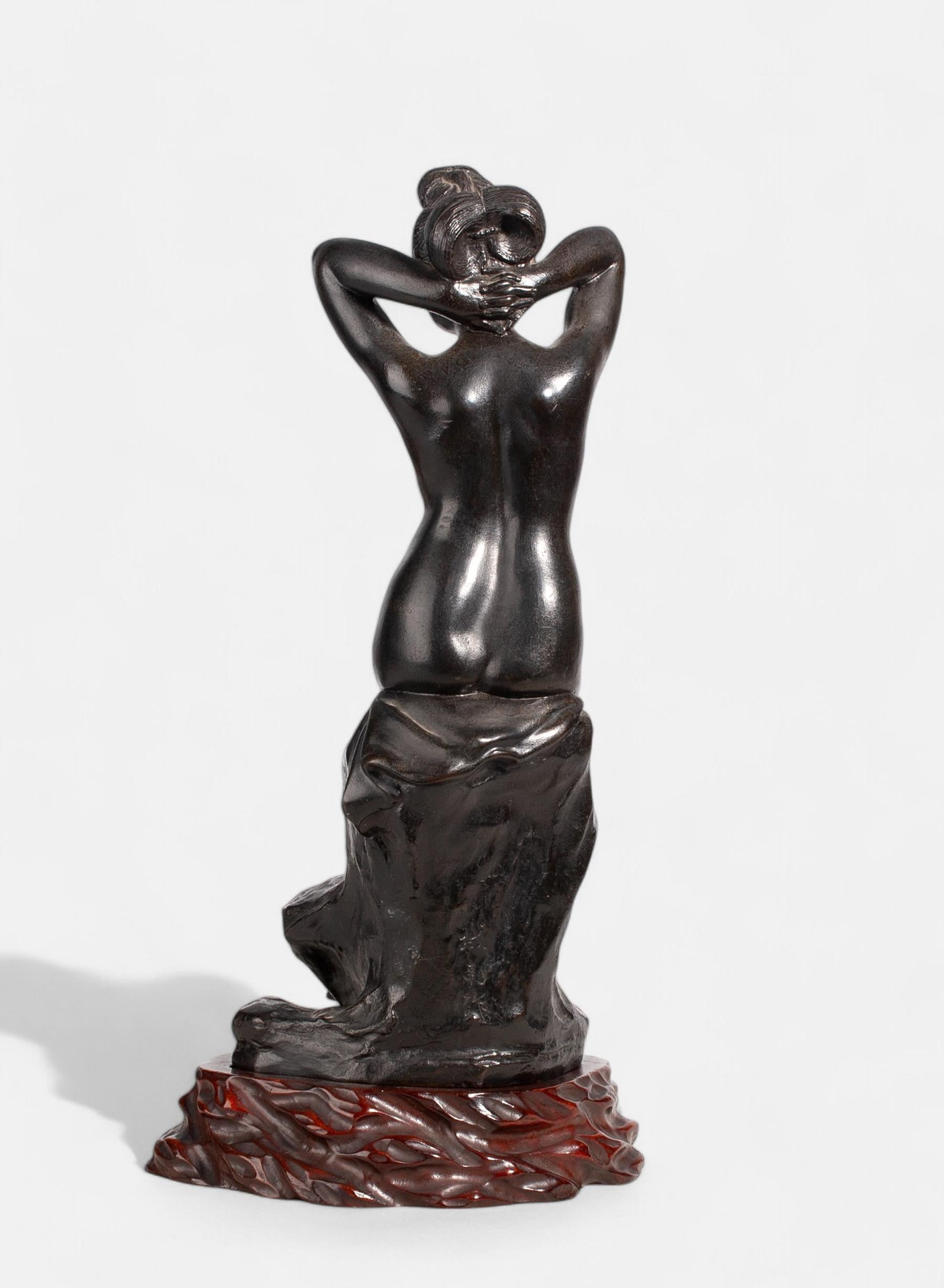 Erotice Meiji-Bronze-Skulptur einer nackt sitzenden Frau aus dem späten 19. Jahrhundert, Japan im Angebot 1