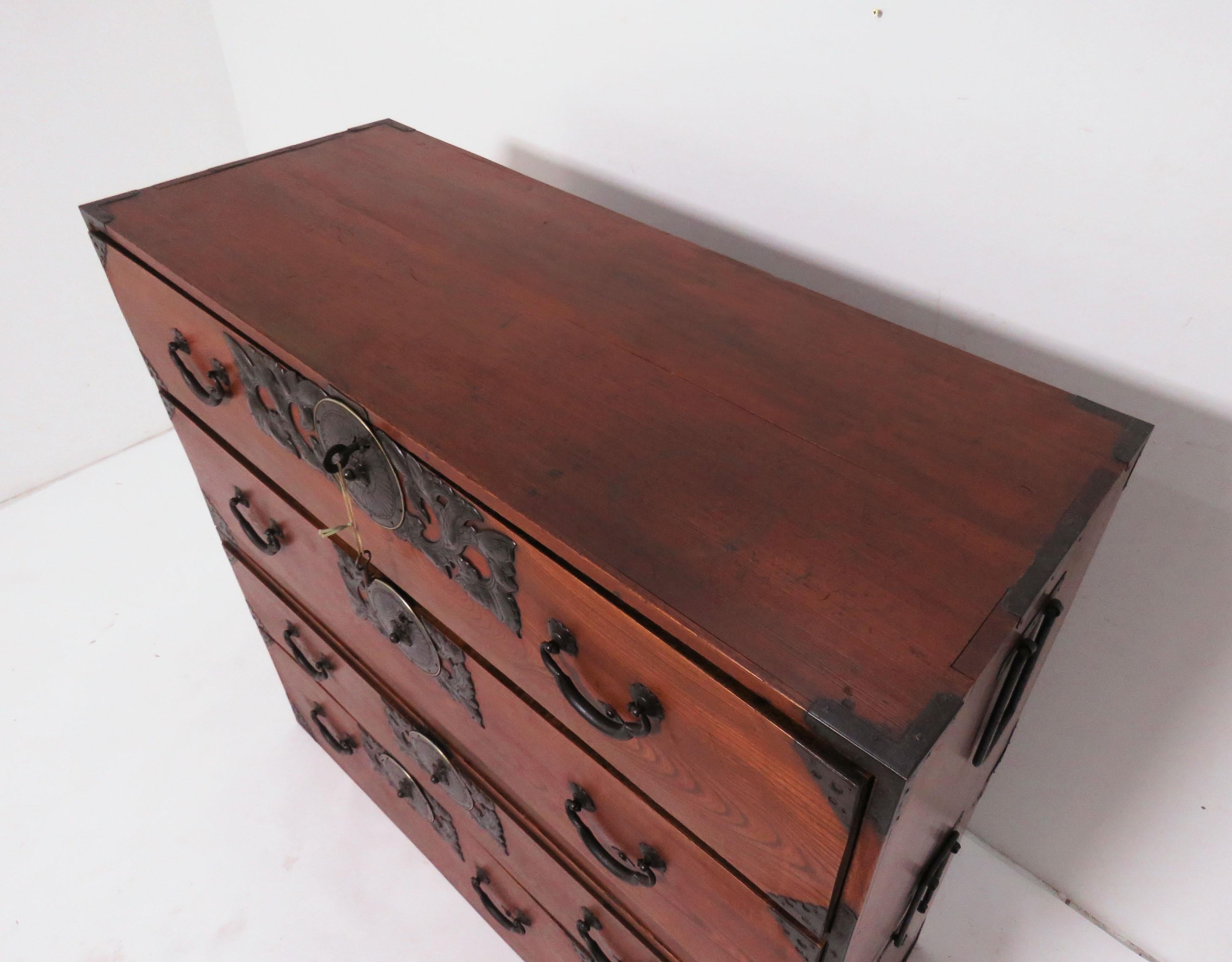 Late 19th Century Meiji Period Kasane Tansu Chest on Chest In Good Condition In Peabody, MA