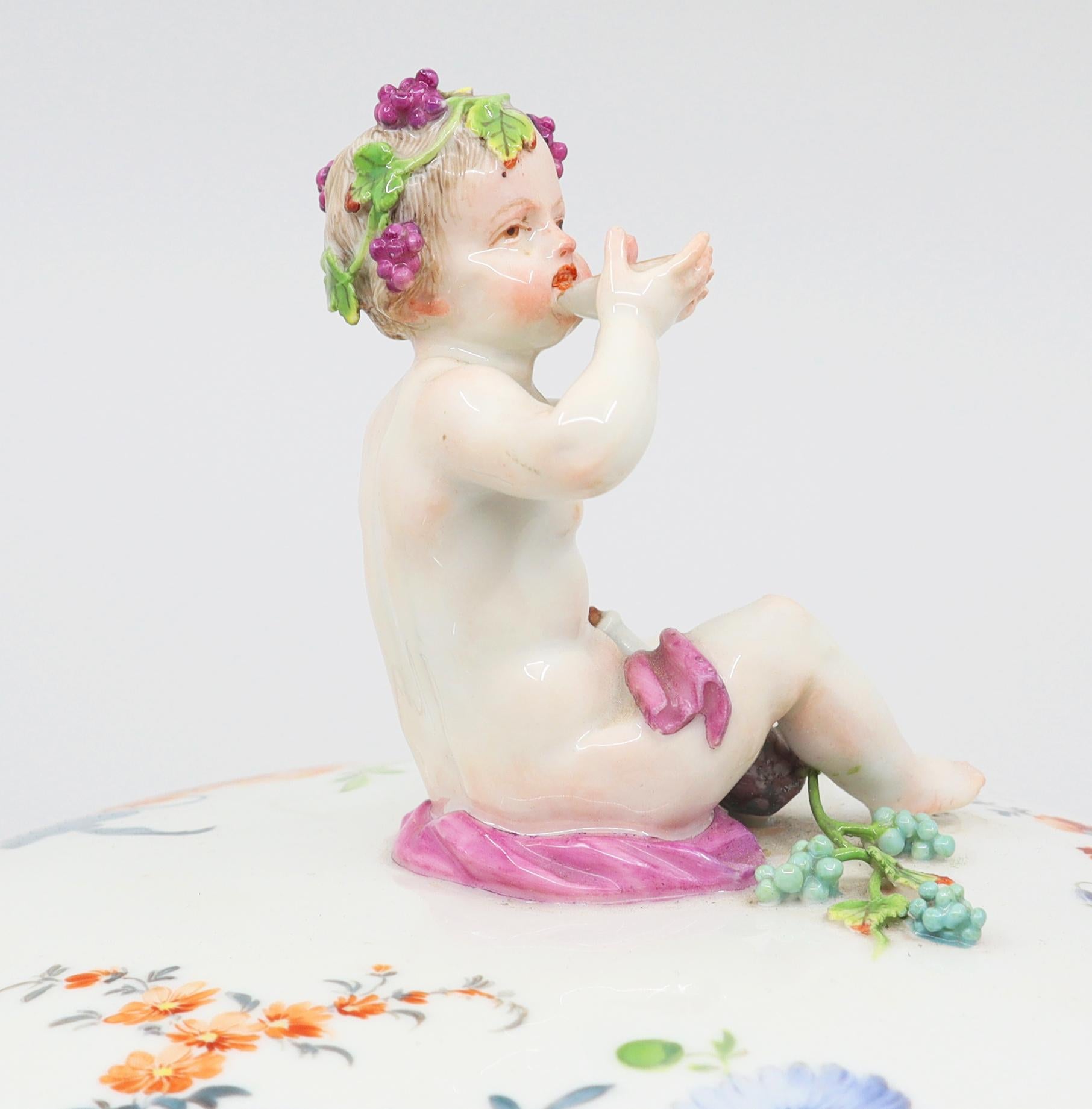 Cette coupe en porcelaine de Meissen peinte à la main avec couvercle date de la fin du 19e siècle.
Magnifiquement détaillé avec de délicates fleurs colorées et un enfant.
Le bol est signé en dessous de la marque bleue sous glaçure.
Très bon état,