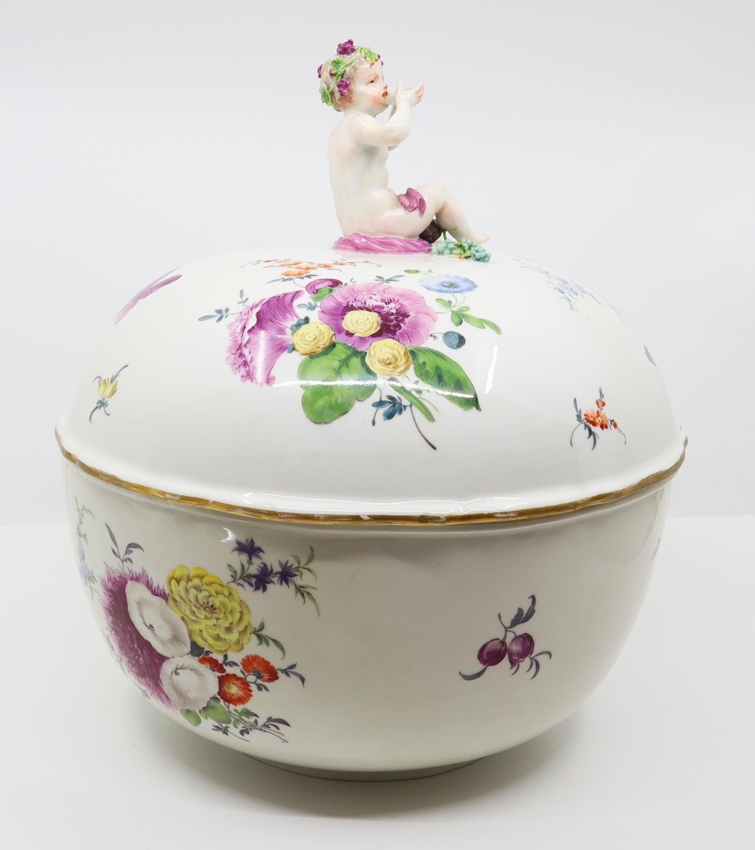 Late 19th Century, Meissen Porcelain Bowl with Lid, German In Good Condition For Sale In Lantau, HK