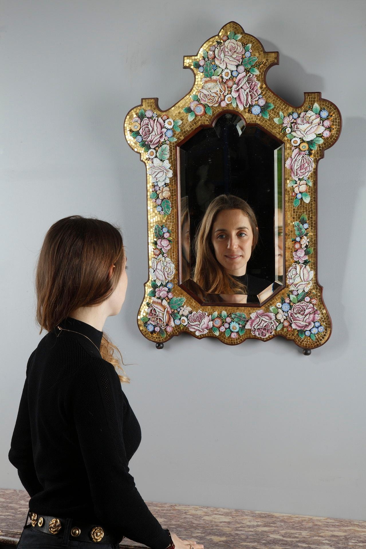 Large micromosaic mirror with wood frame inlaid with intricate naturalist bouquets of flowers, roses and foliage in relief, on gold background. The motifs are depicted in great detail, and the technique of micromosaic is masterfully executed. This