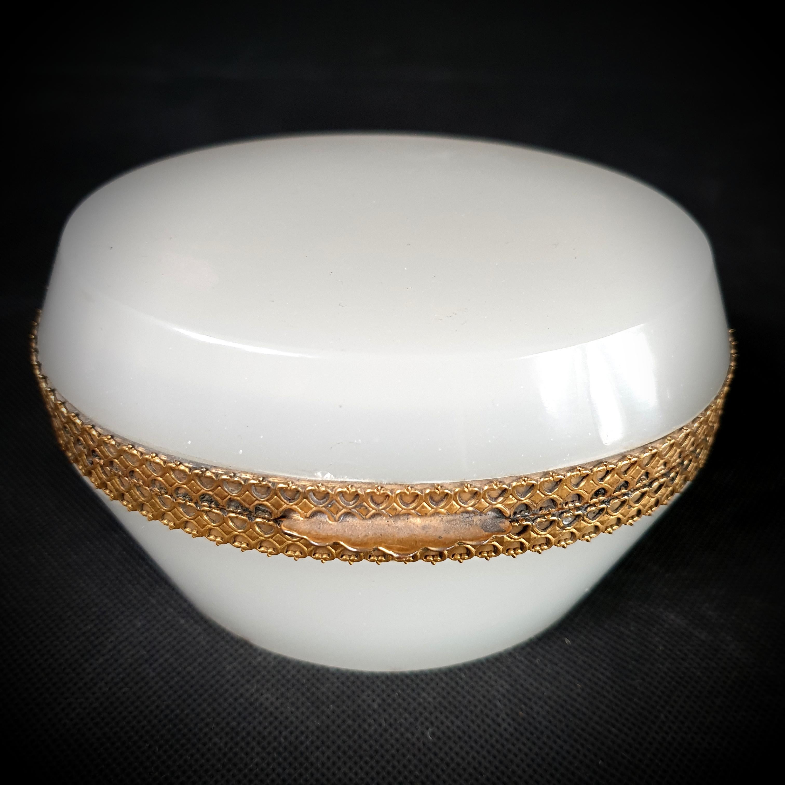 Carved Late 19th Century Milky White Opaline Bohemian Box. France 1850-1920 For Sale