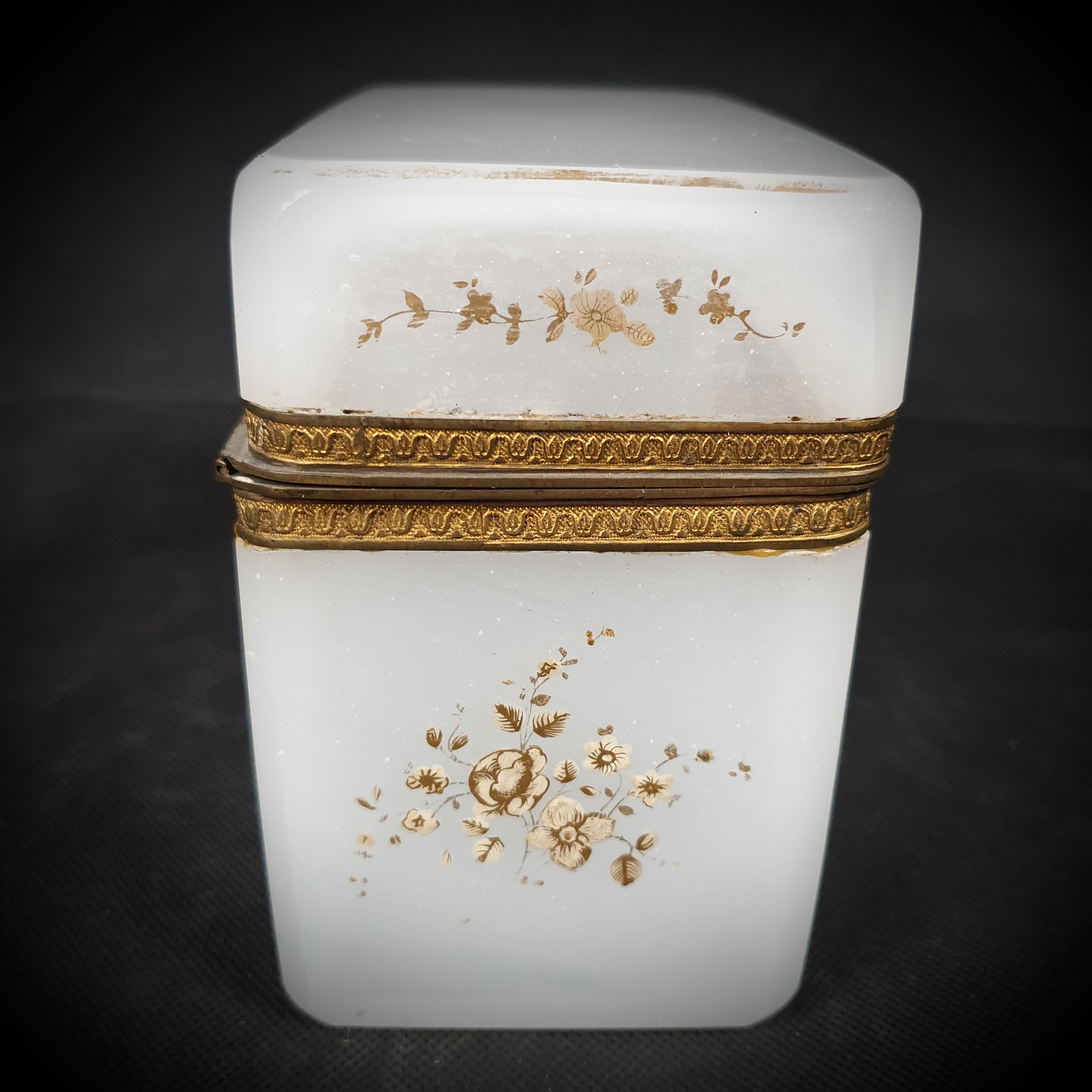 Français Boîte dorée de Bohème en opaline blanc laiteux de la fin du 19ème siècle, France, 1850-1920 en vente