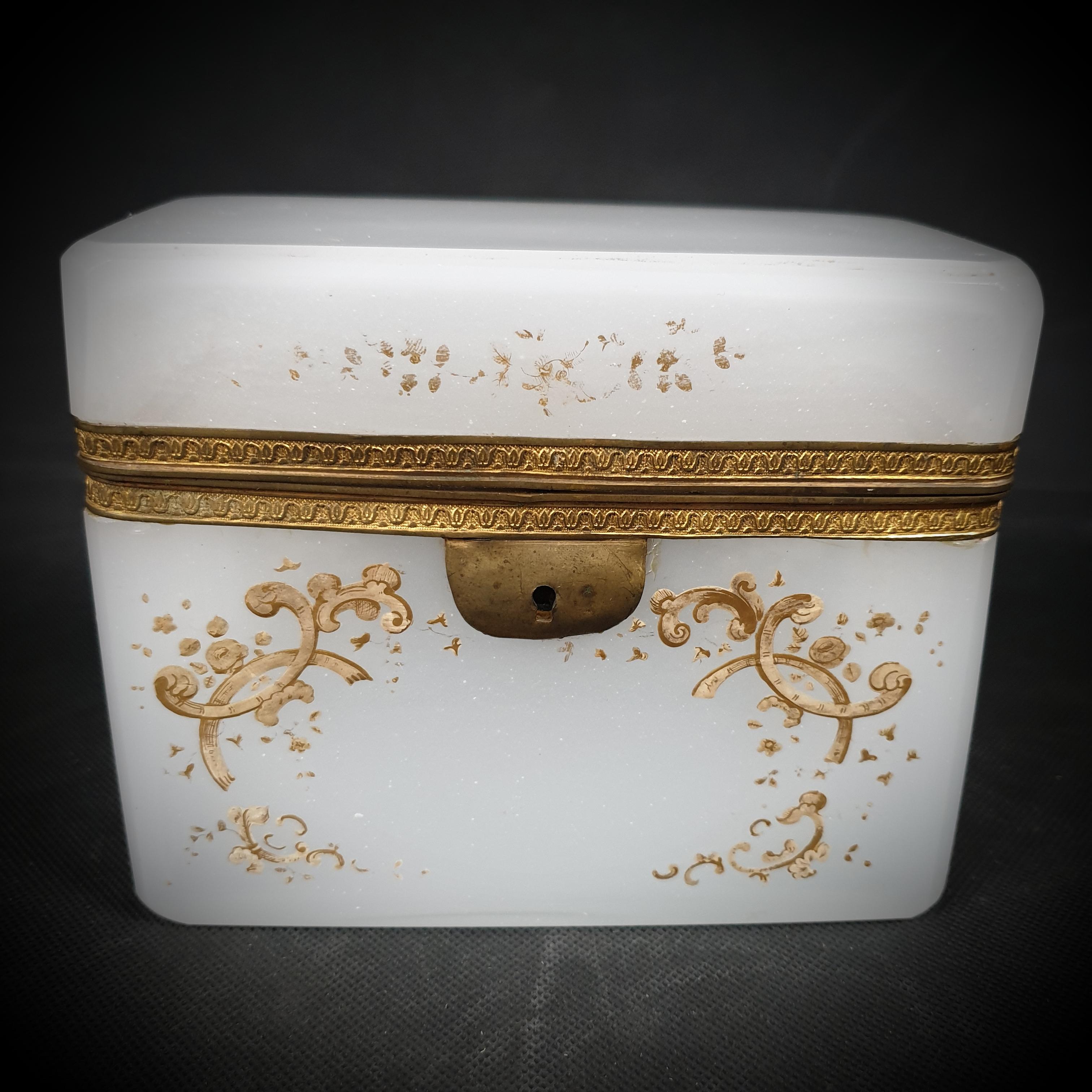 Vergoldete böhmische Schachtel aus milchig-weißem Opal des späten 19. Jahrhunderts, Frankreich, 1850-1920 (Französisch) im Angebot