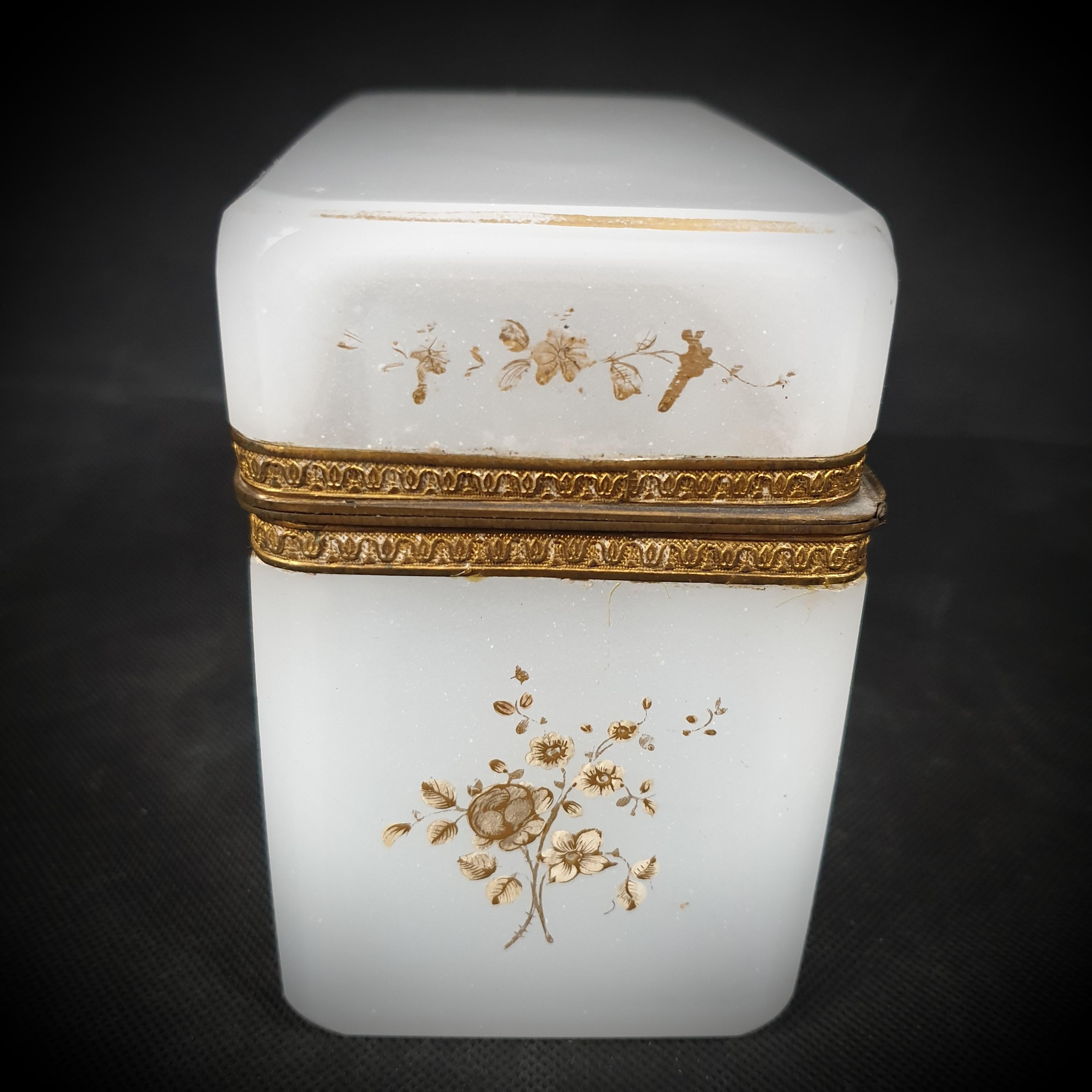 Boîte dorée de Bohème en opaline blanc laiteux de la fin du 19ème siècle, France, 1850-1920 État moyen - En vente à Queens Village, NY