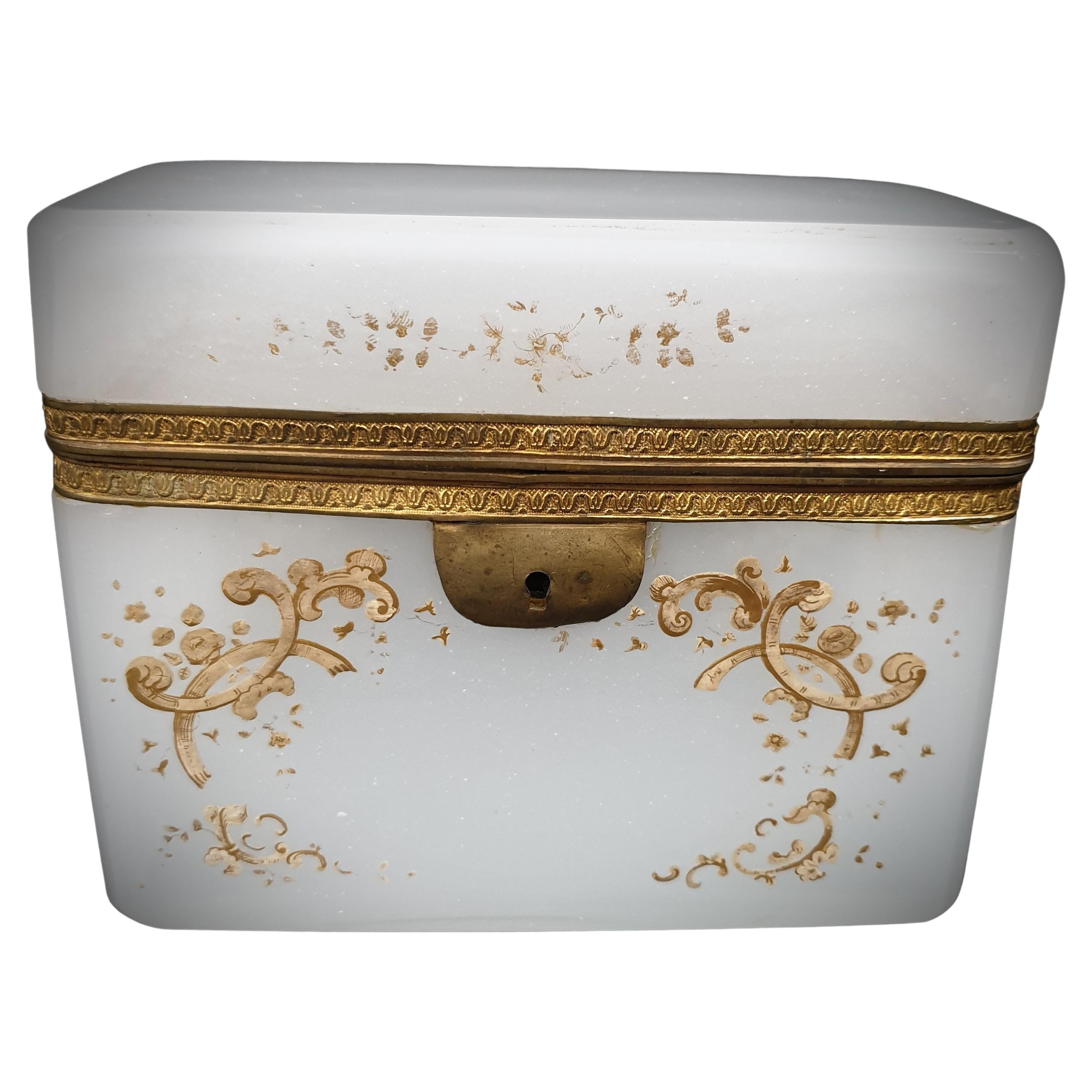 Boîte dorée de Bohème en opaline blanc laiteux de la fin du 19ème siècle, France, 1850-1920 en vente