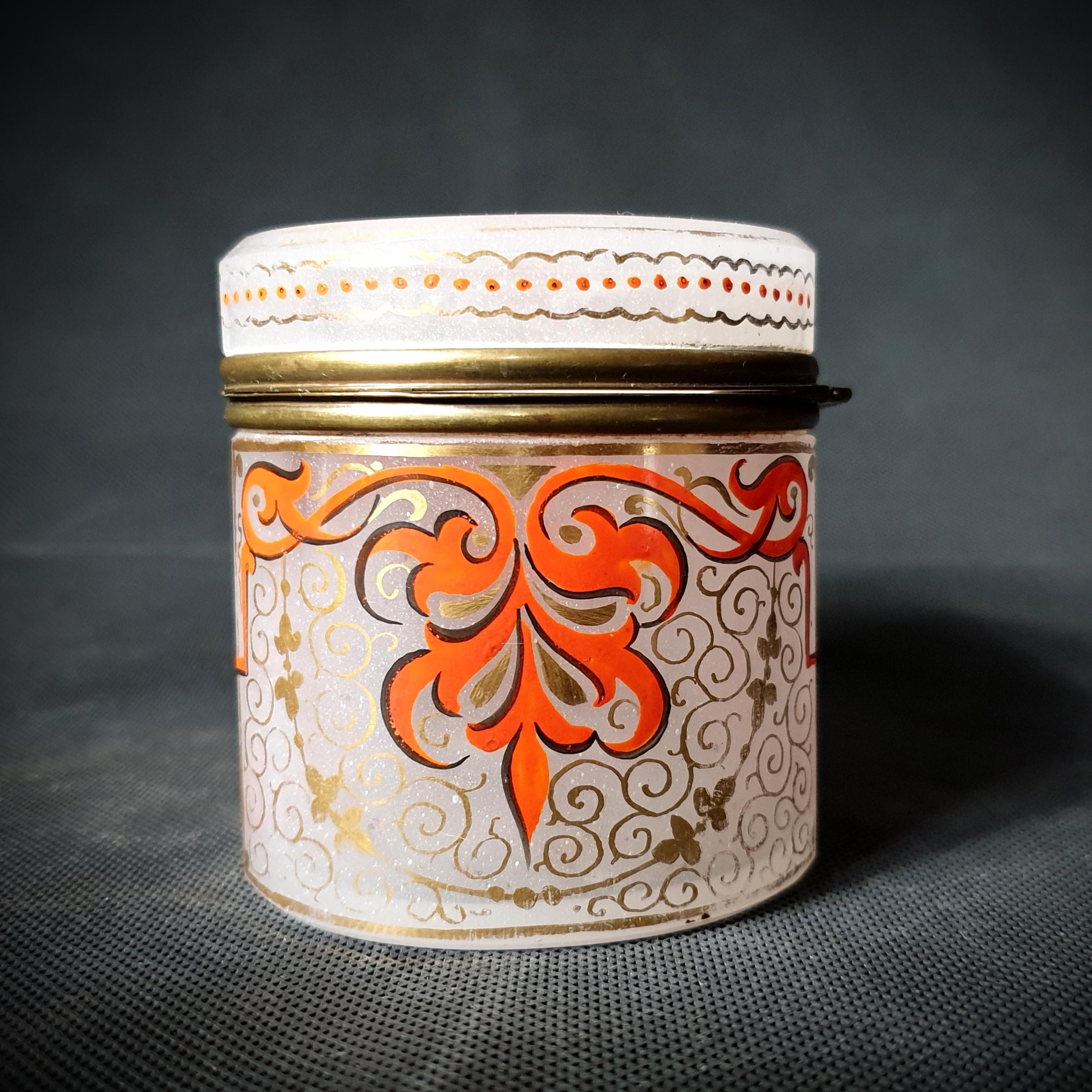 Spätes 19. Jahrhundert milchig-weißes Opalin böhmische vergoldete Moser-Box Frankreich 1850-1920 (Spätviktorianisch) im Angebot