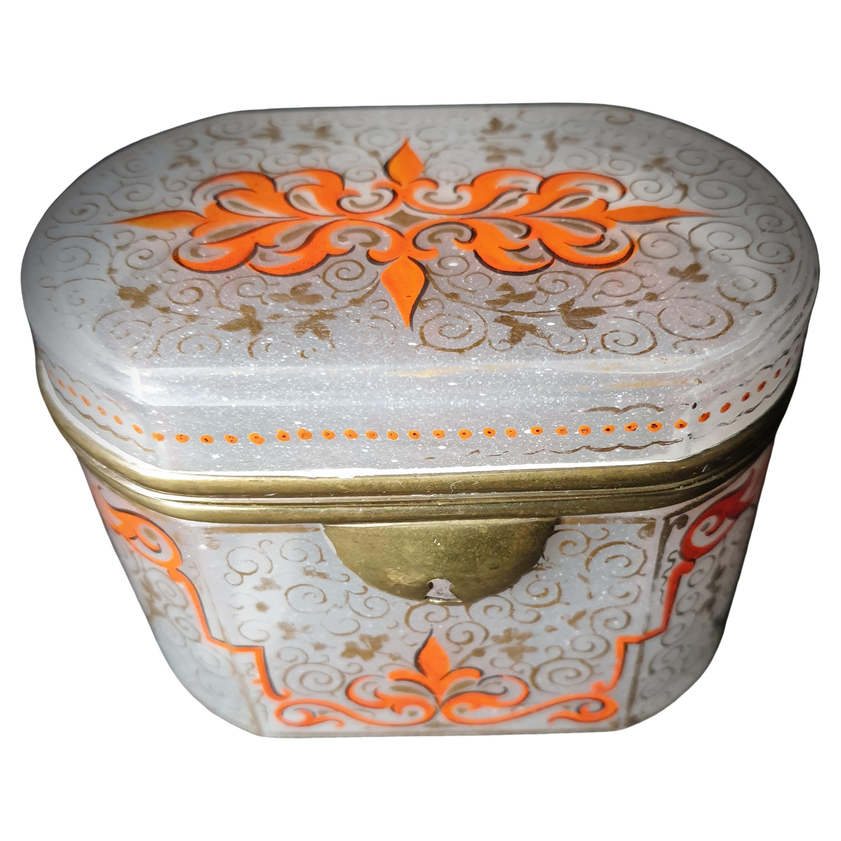 Spätes 19. Jahrhundert milchig-weißes Opalin böhmische vergoldete Moser-Box Frankreich 1850-1920