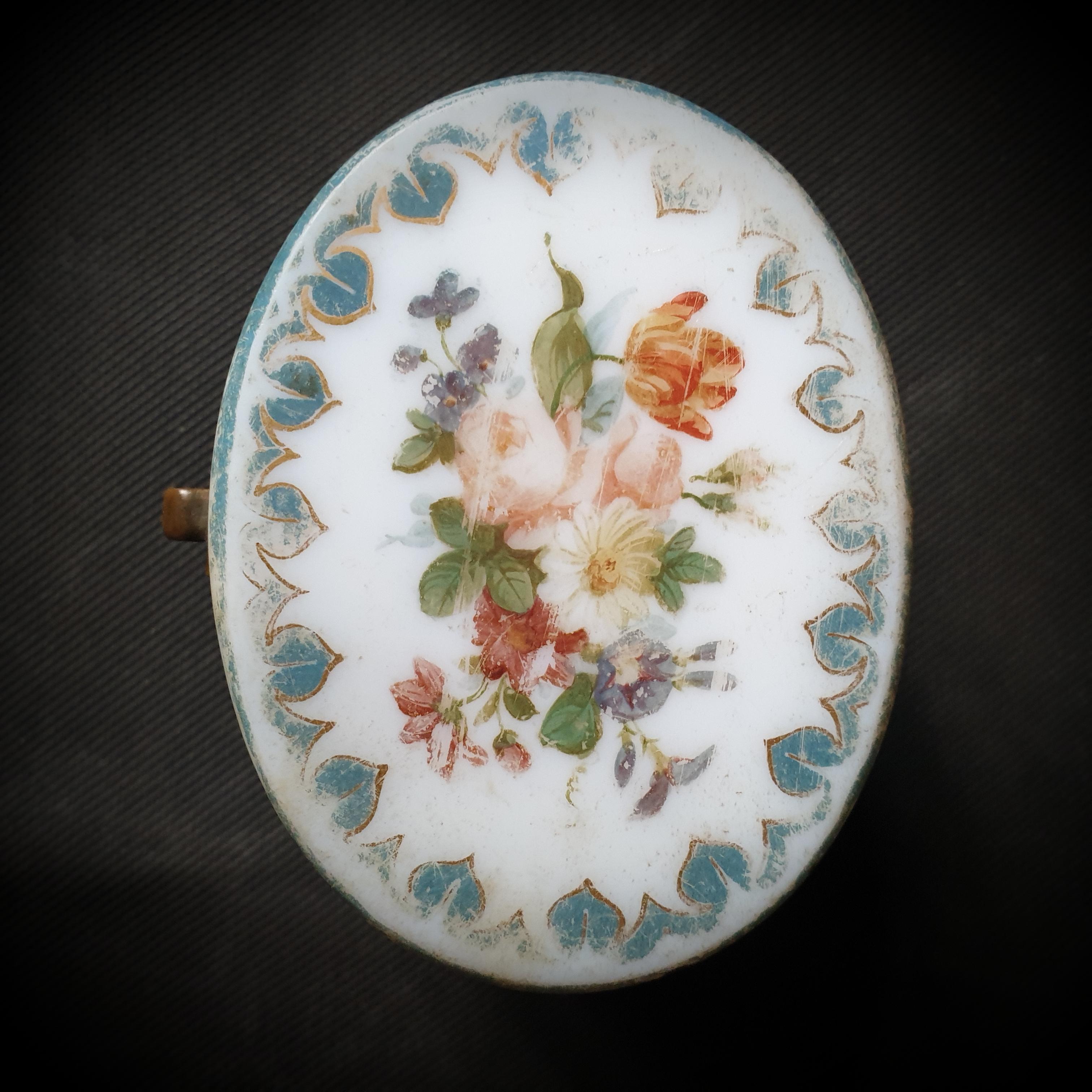 Voici un trésor classique de l'artisanat français du 19e siècle : une magnifique boîte en verre opalin avec un joli motif floral ! Conservez votre bien le plus précieux dans cette boîte circulaire de 7,5x9,5x7,5 cm, transparente, dorée et peinte,