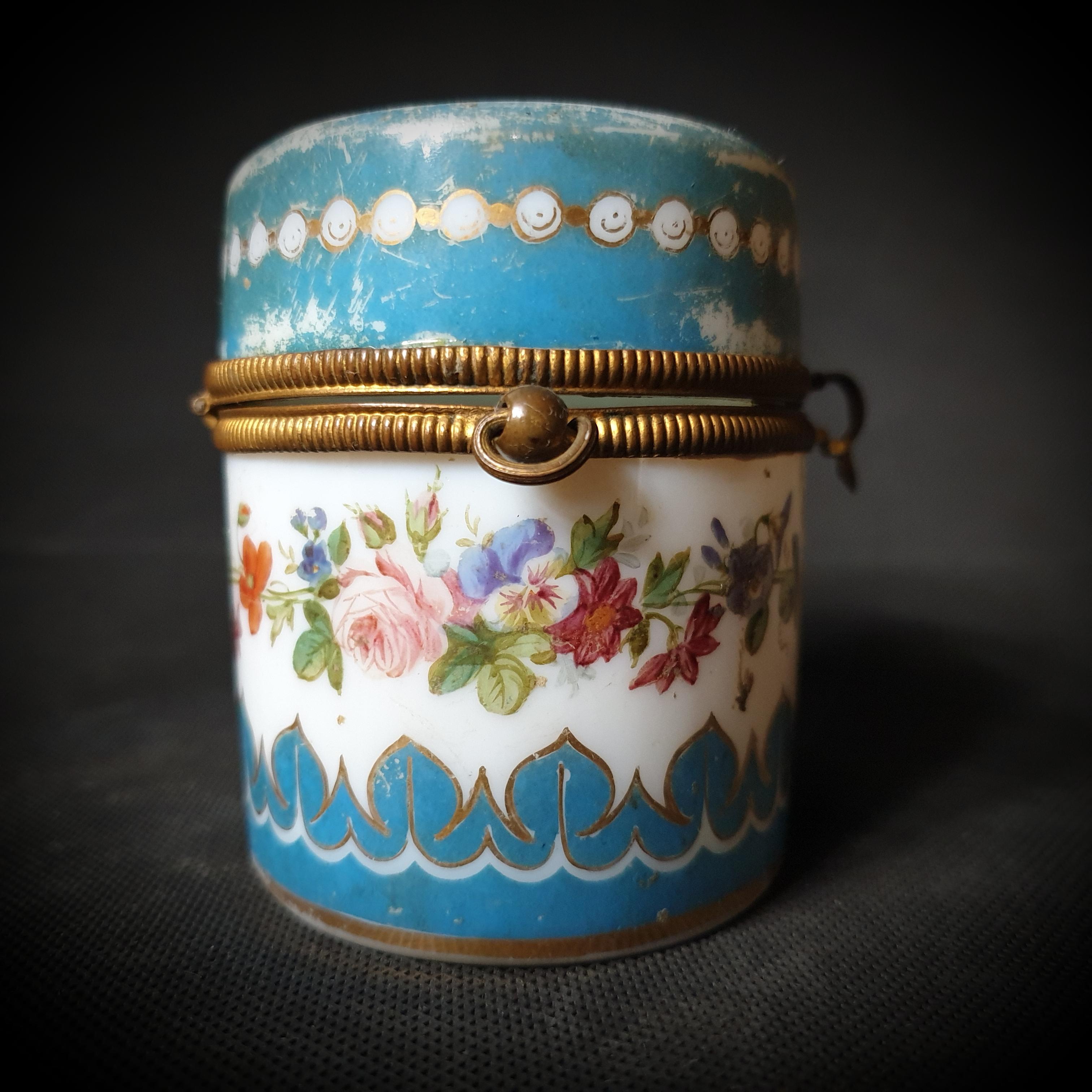 Victorien tardif Boîte peinte de Bohème en opaline blanc laiteux de la fin du 19ème siècle, France 1850-1920 en vente