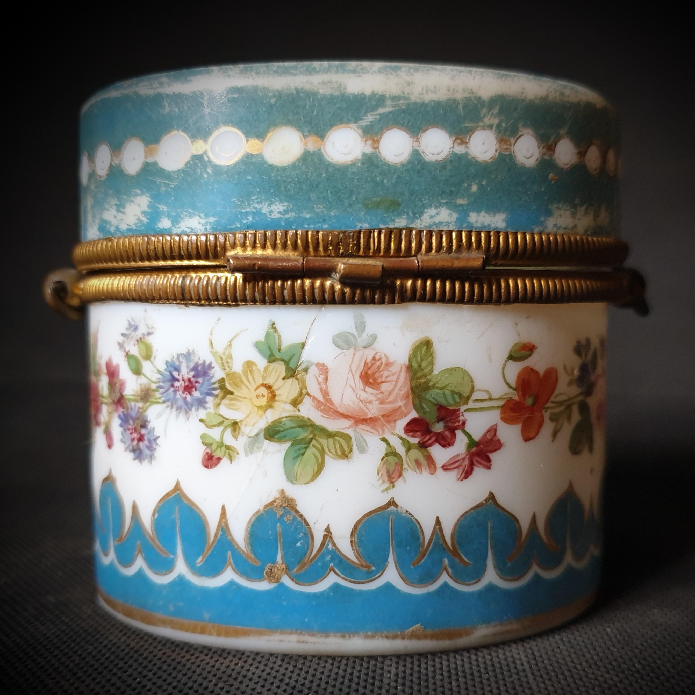 Milchweißer, böhmischer Opal, bemalt, Schachtel aus dem späten 19. Jahrhundert, Frankreich 1850-1920 (Französisch) im Angebot