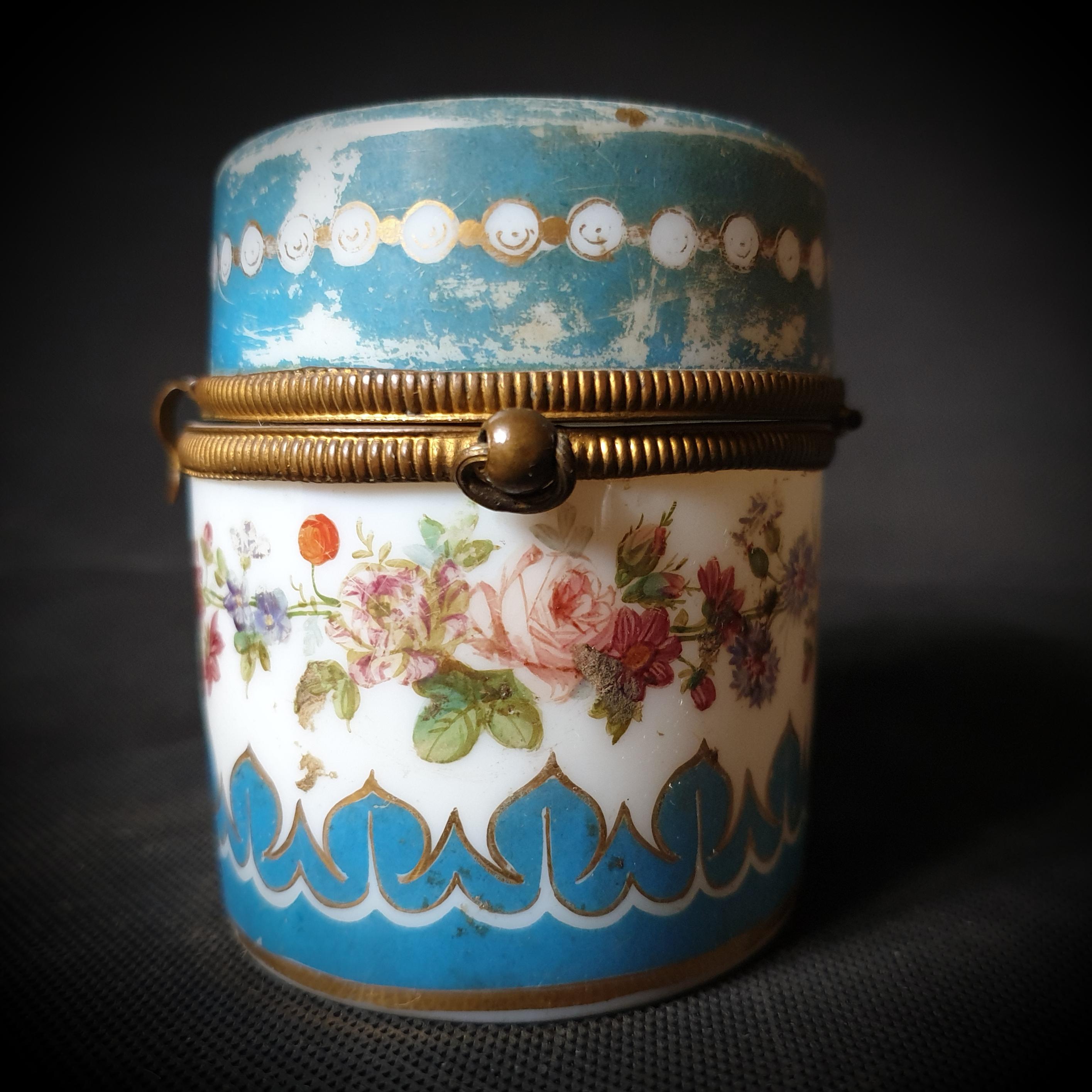 Milchweißer, böhmischer Opal, bemalt, Schachtel aus dem späten 19. Jahrhundert, Frankreich 1850-1920 (Handgeschnitzt) im Angebot