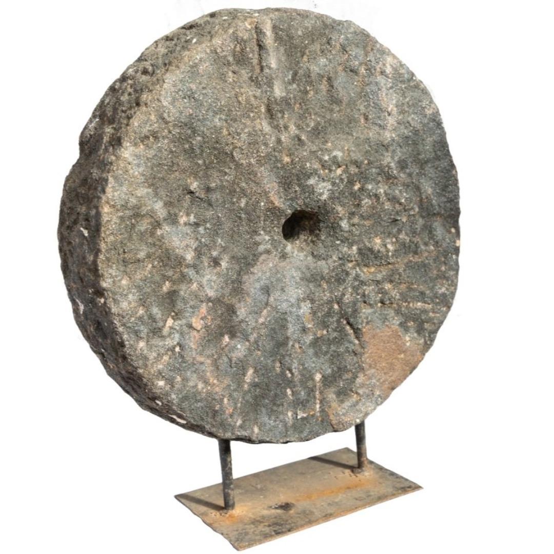 Questa scultura montata su mulino o pietra da macina della fine del XIX secolo presenta una splendida patina invecchiata ed è montata su un supporto con struttura in acciaio. 

L'usura è coerente con l'età e l'uso. Vedi le foto per i dettagli.