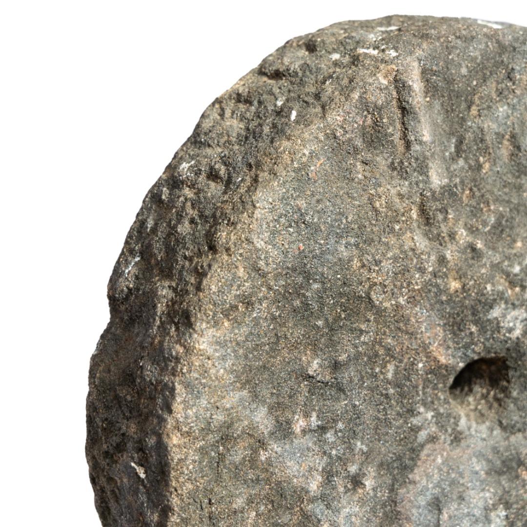 Americano Scultura montata su pietra da mulino della fine del XIX secolo in vendita