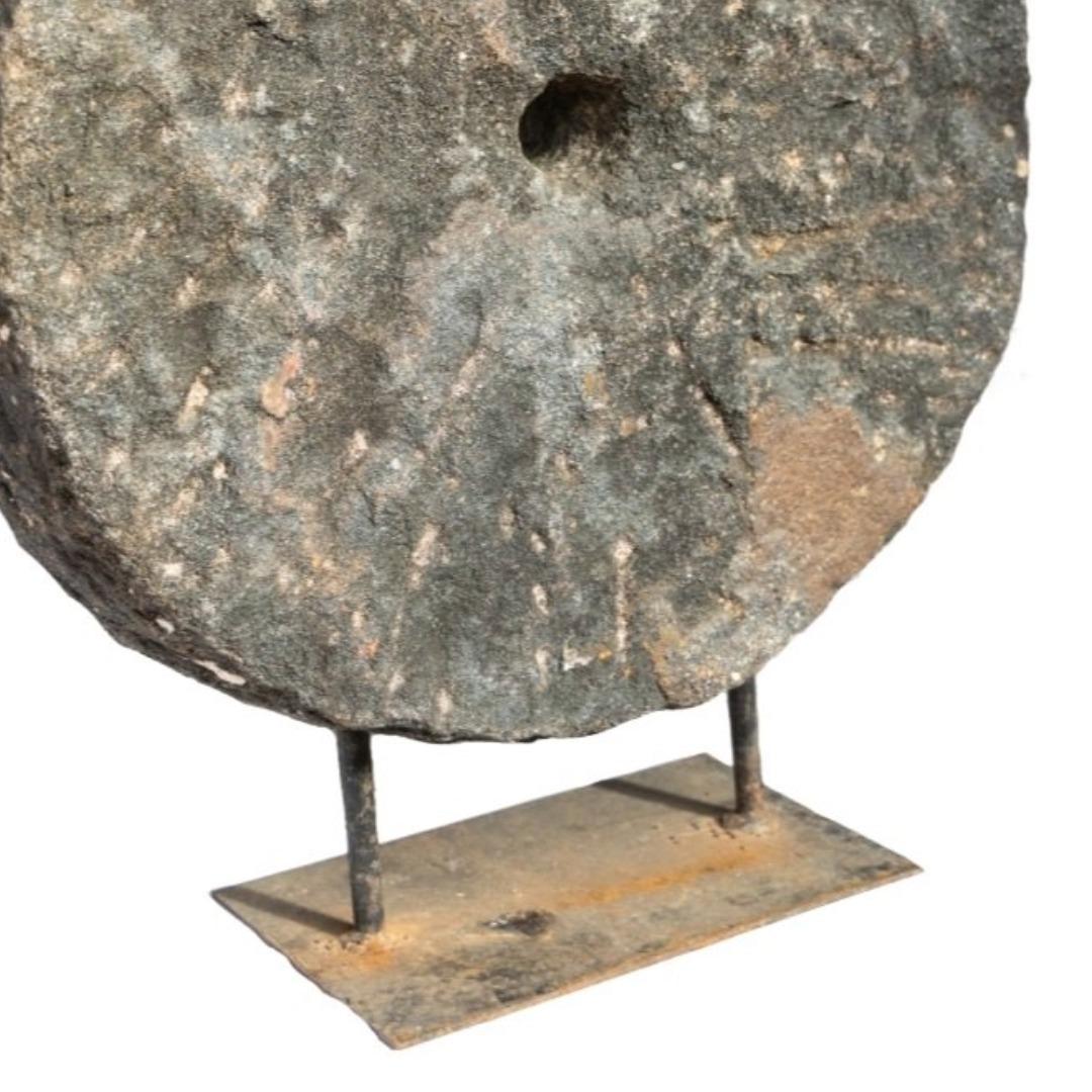 Intagliato Scultura montata su pietra da mulino della fine del XIX secolo in vendita