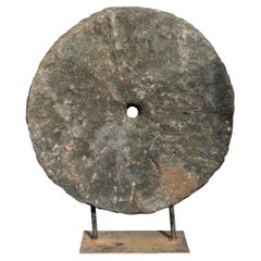 Scultura montata su pietra da mulino della fine del XIX secolo