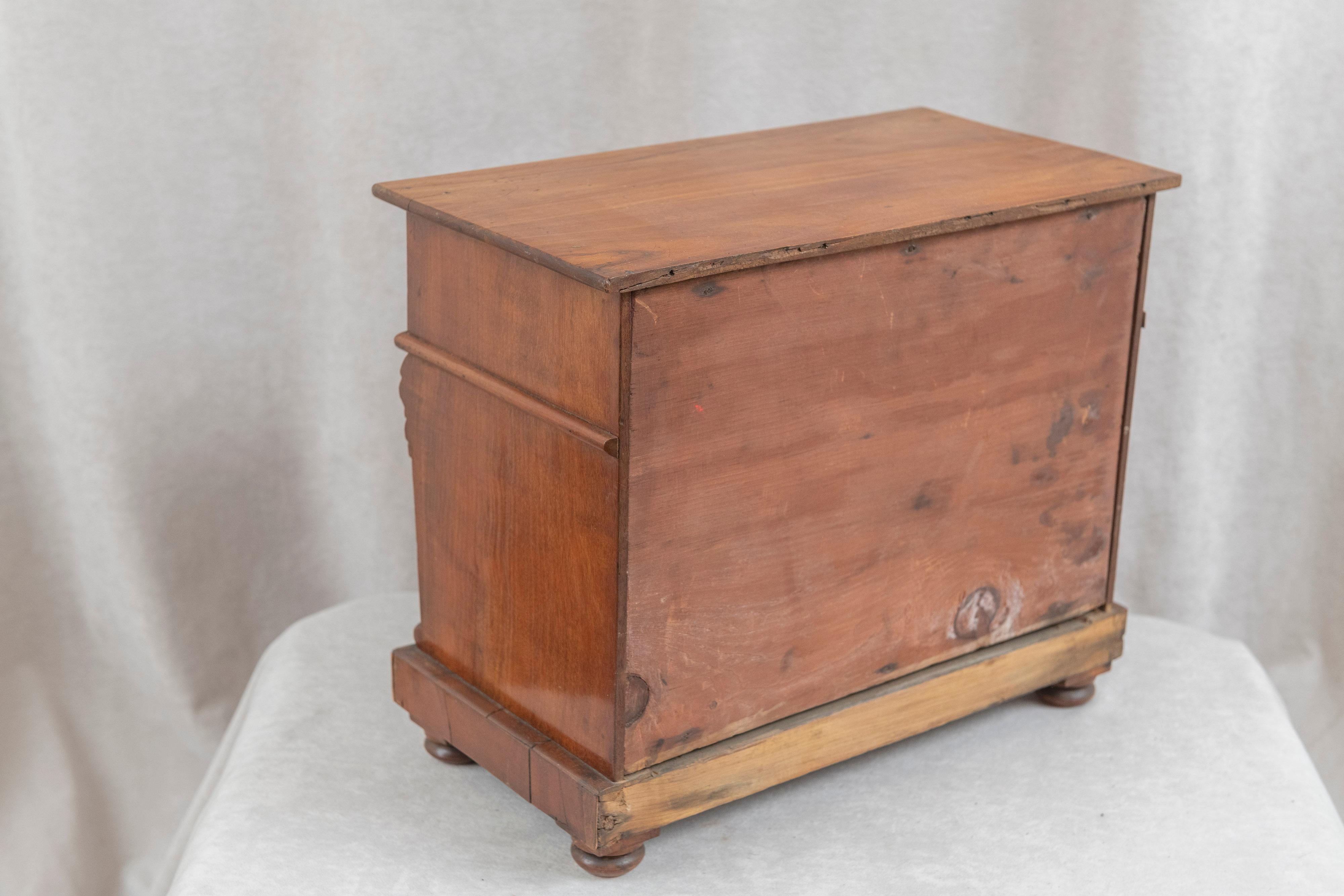 Fin du 19ème siècle Mini commode à 4 tiroirs en acajou Bon état - En vente à Petaluma, CA