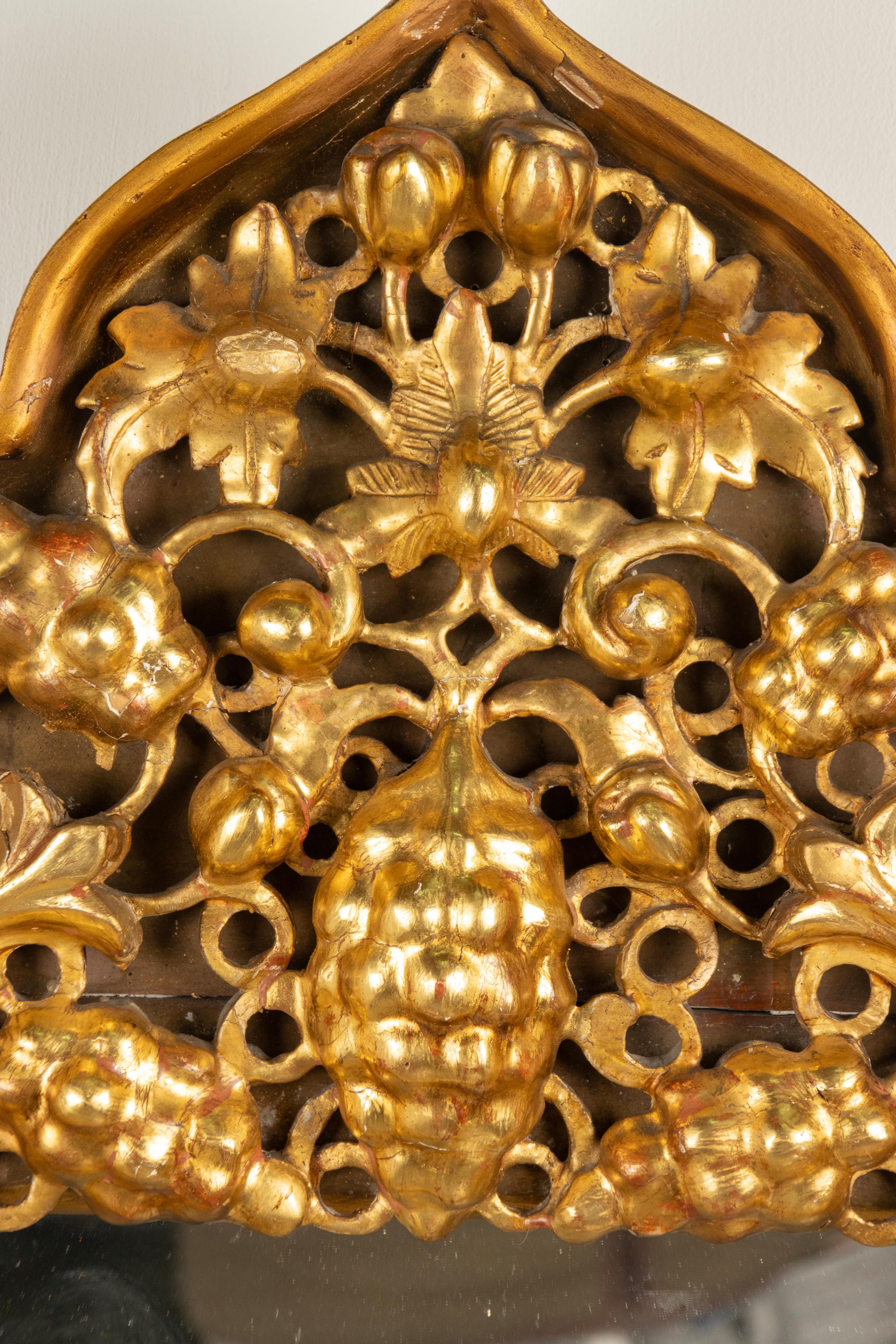 Miroir de la fin du 19ème siècle - sculpté à la feuille d'or  Bois de vin - Style oriental en vente 4