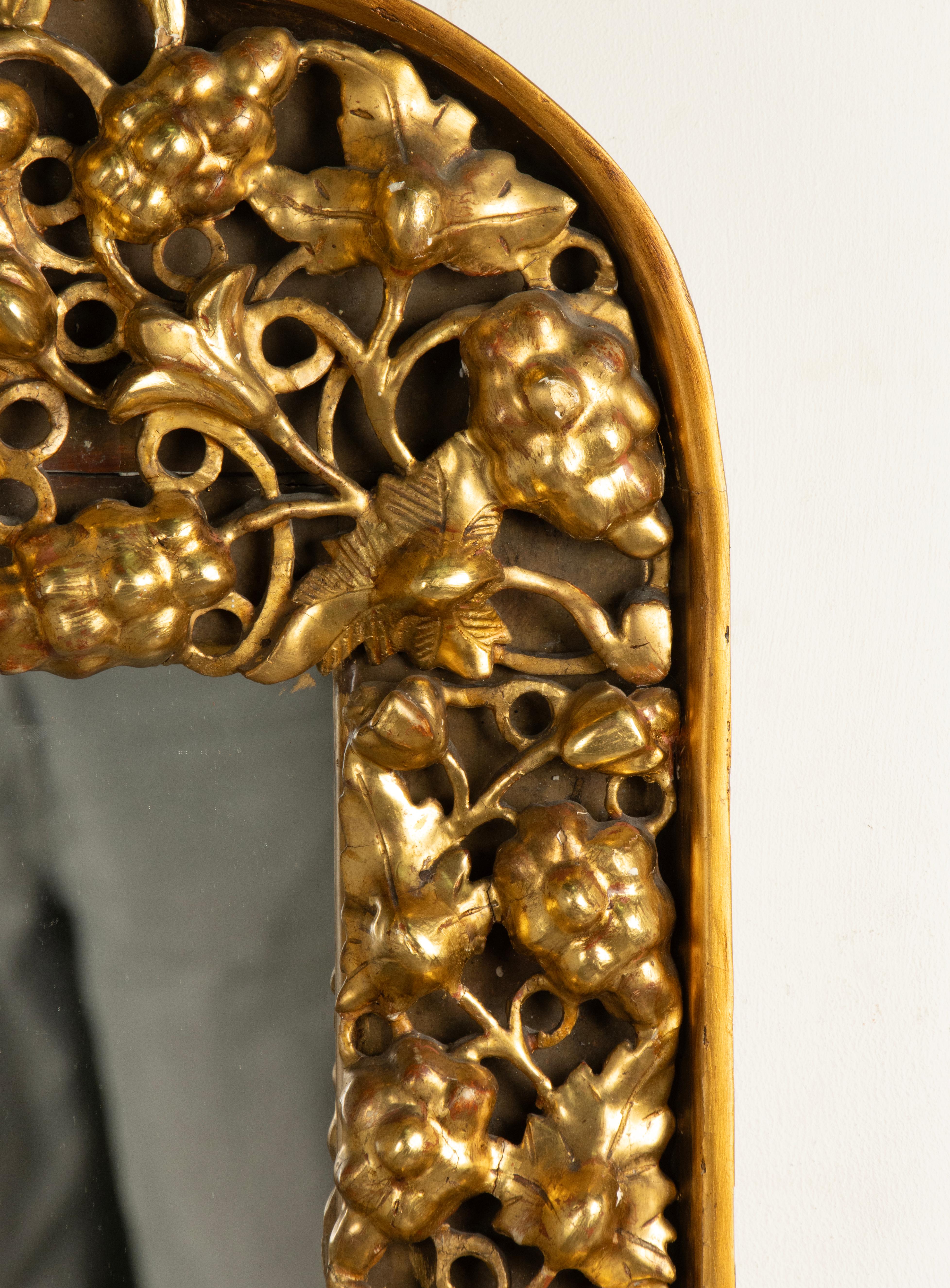 Miroir de la fin du 19ème siècle - sculpté à la feuille d'or  Bois de vin - Style oriental en vente 5