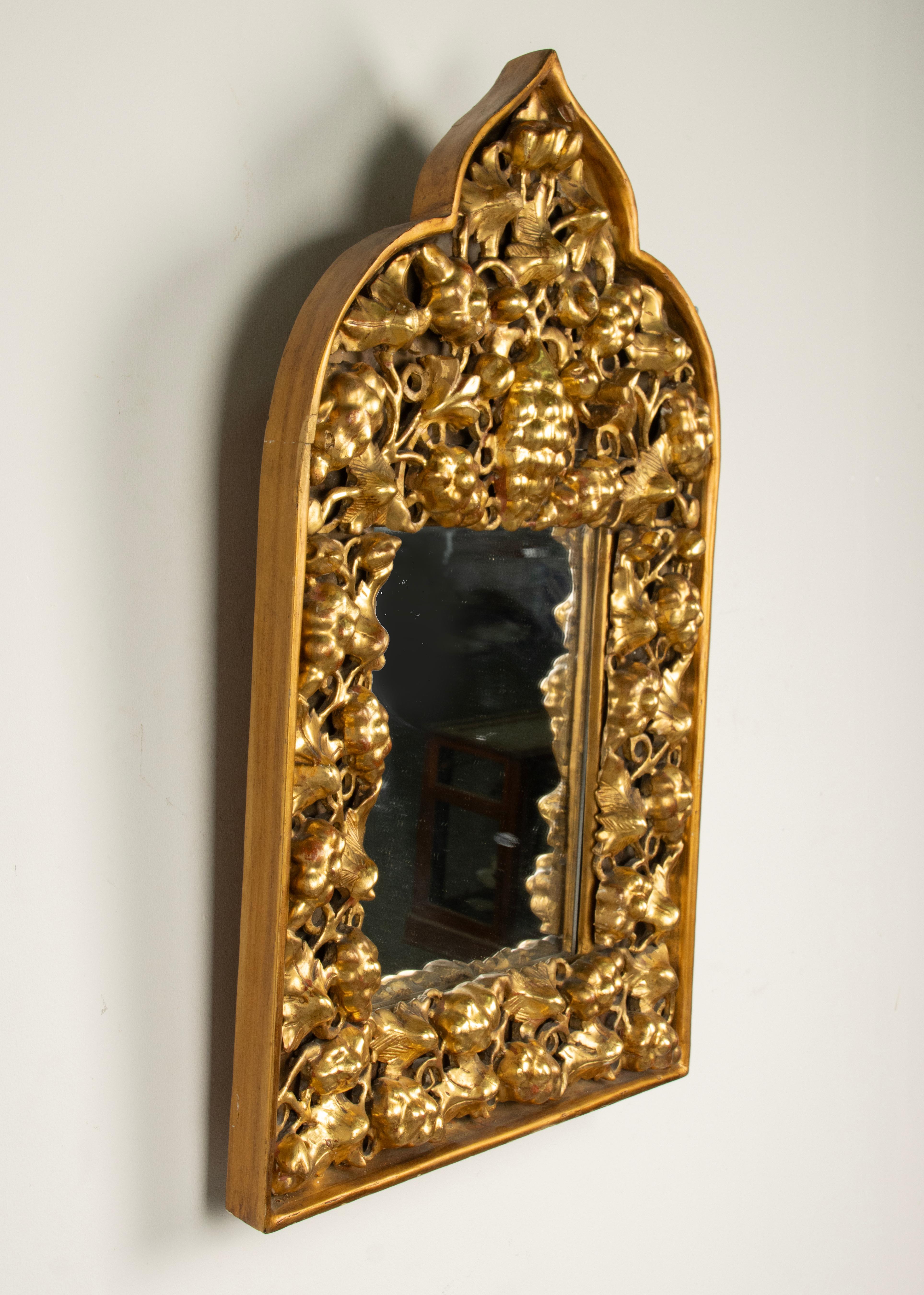 Miroir de la fin du 19ème siècle - sculpté à la feuille d'or  Bois de vin - Style oriental en vente 6