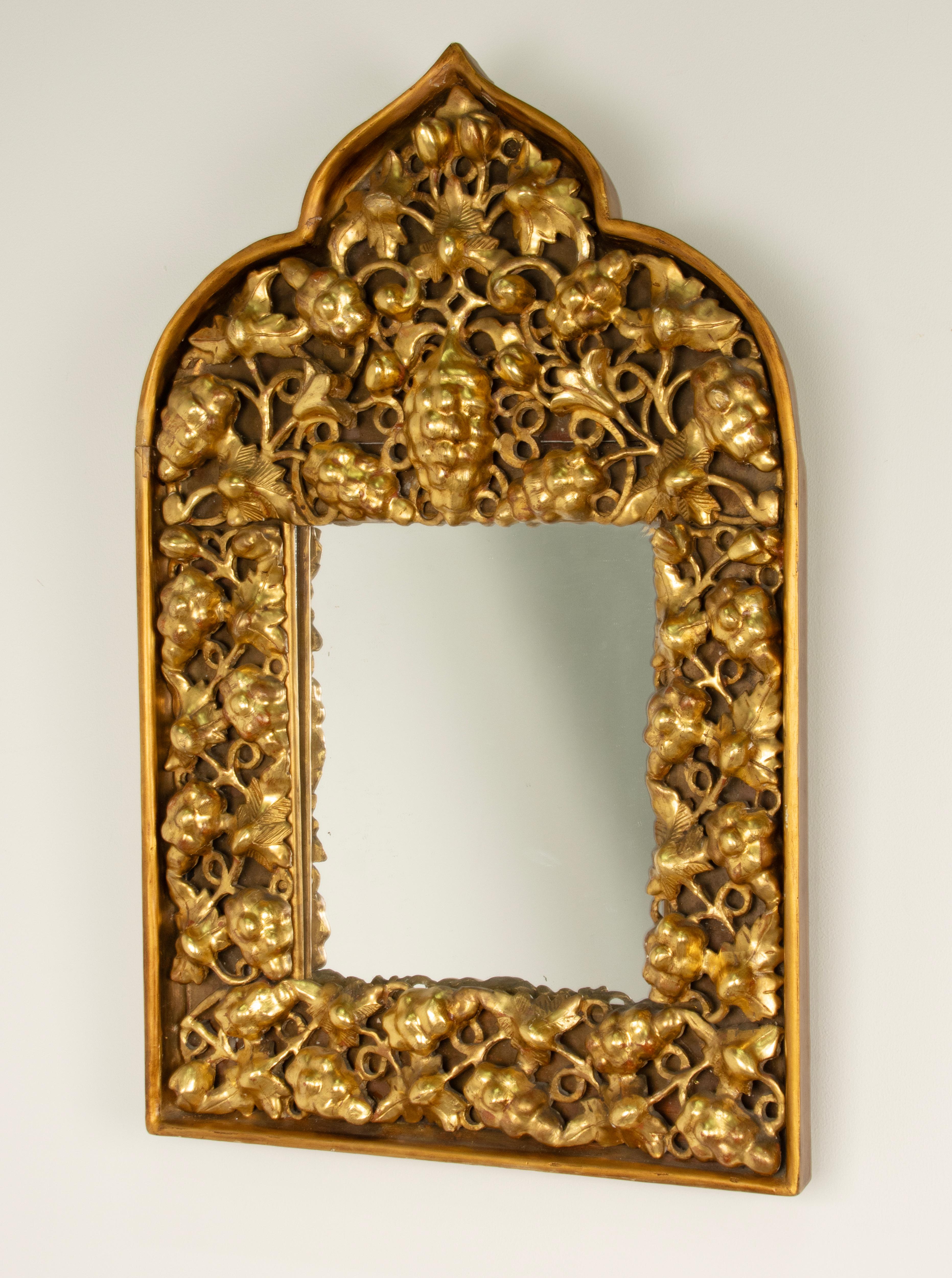 Miroir de la fin du 19ème siècle - sculpté à la feuille d'or  Bois de vin - Style oriental en vente 9