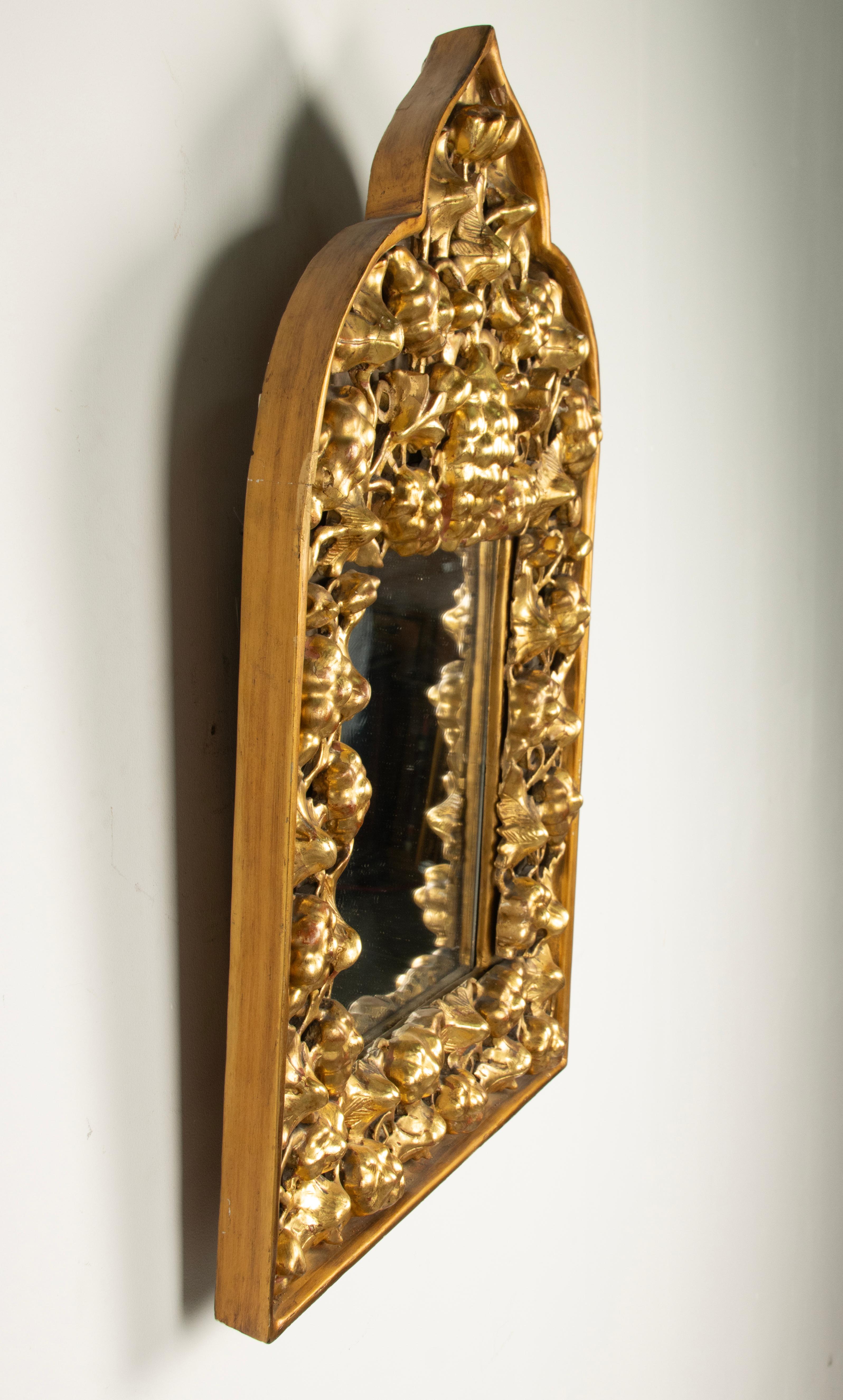 Miroir de la fin du 19ème siècle - sculpté à la feuille d'or  Bois de vin - Style oriental en vente 12