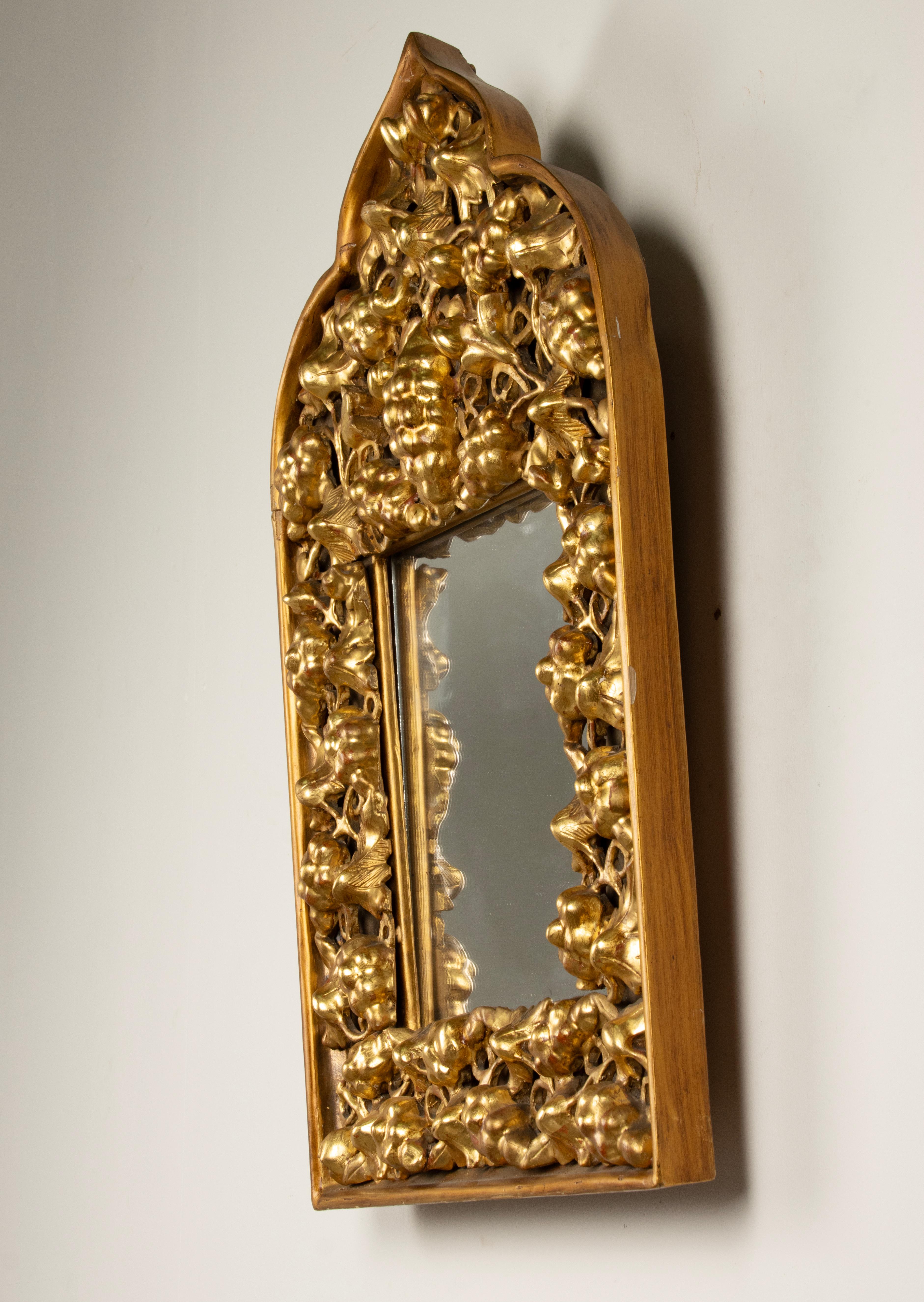 Miroir de la fin du 19ème siècle - sculpté à la feuille d'or  Bois de vin - Style oriental en vente 13