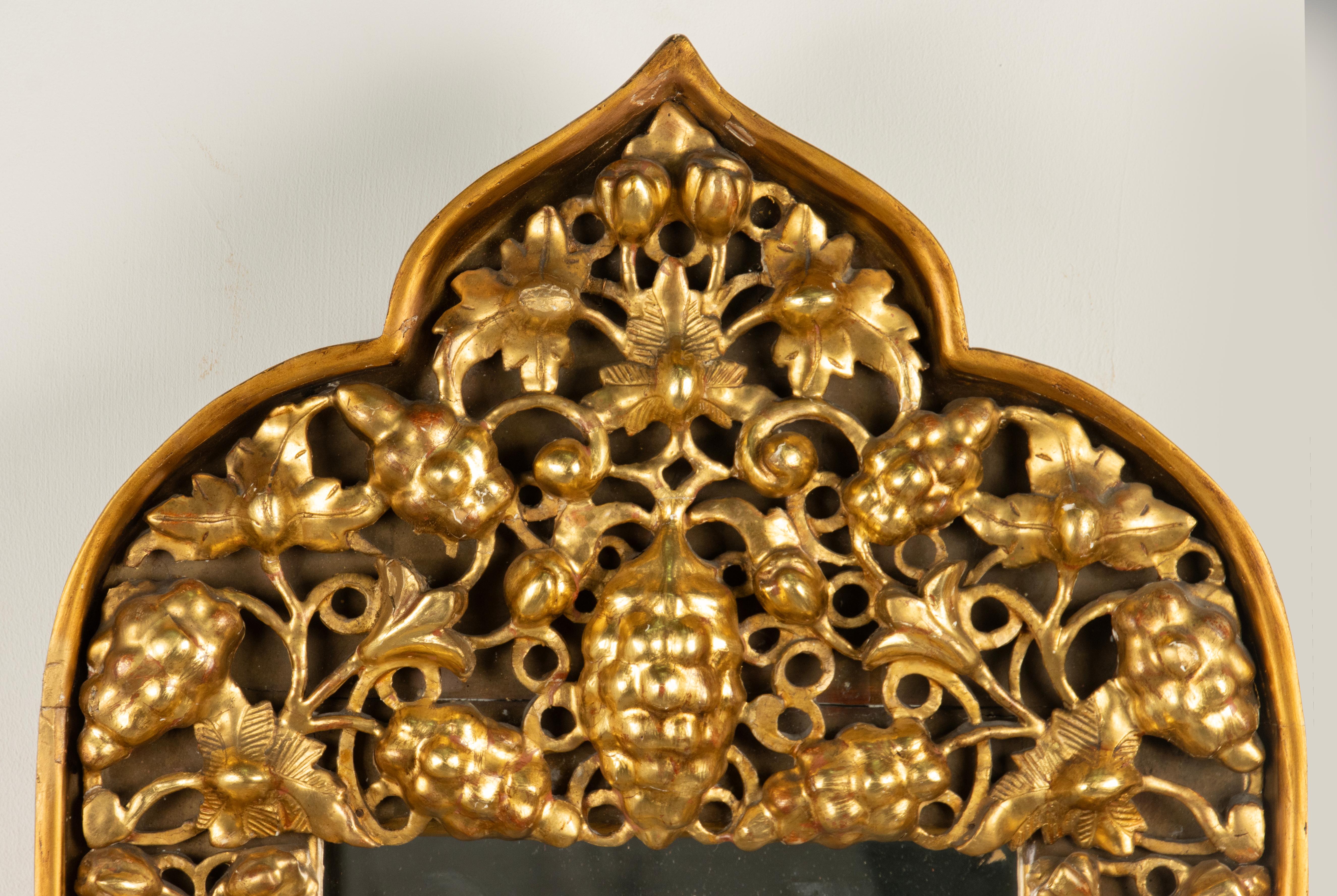 italien Miroir de la fin du 19ème siècle - sculpté à la feuille d'or  Bois de vin - Style oriental en vente